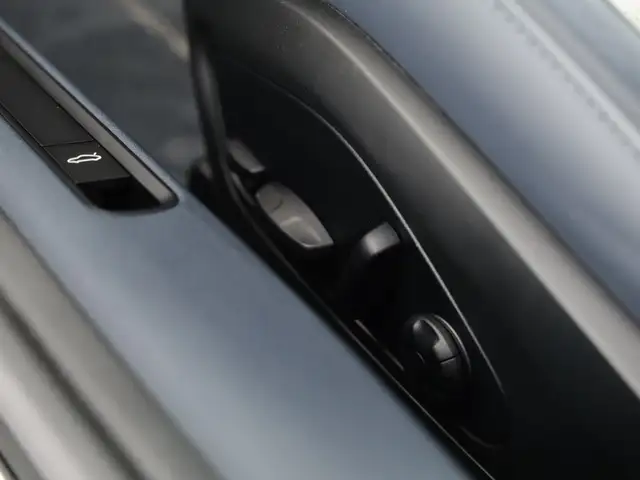 Porsche 992 view 13
