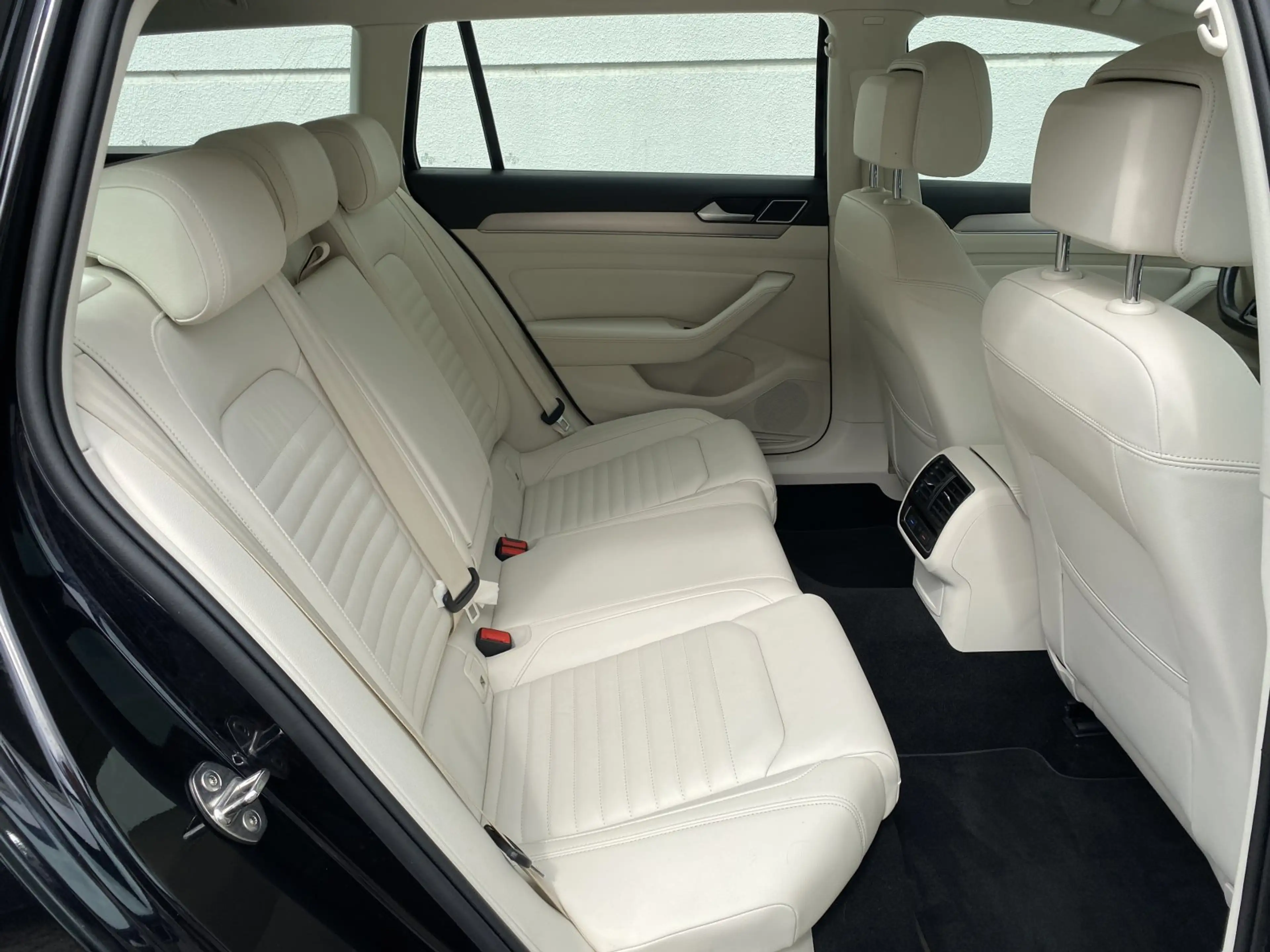 Volkswagen Passat Variant 1.6 TDI Comfortline RKam ACC Ledr Beige C — photo 15