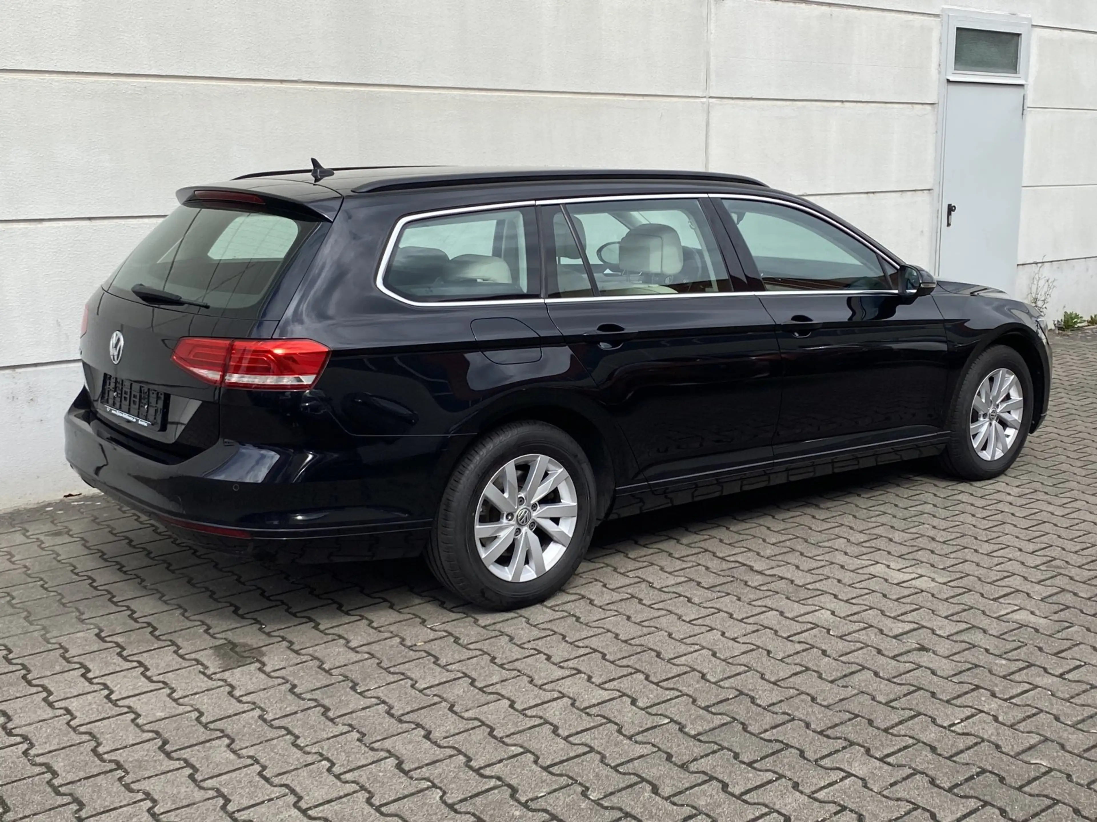 Volkswagen Passat Variant 1.6 TDI Comfortline RKam ACC Ledr Beige C — photo 3