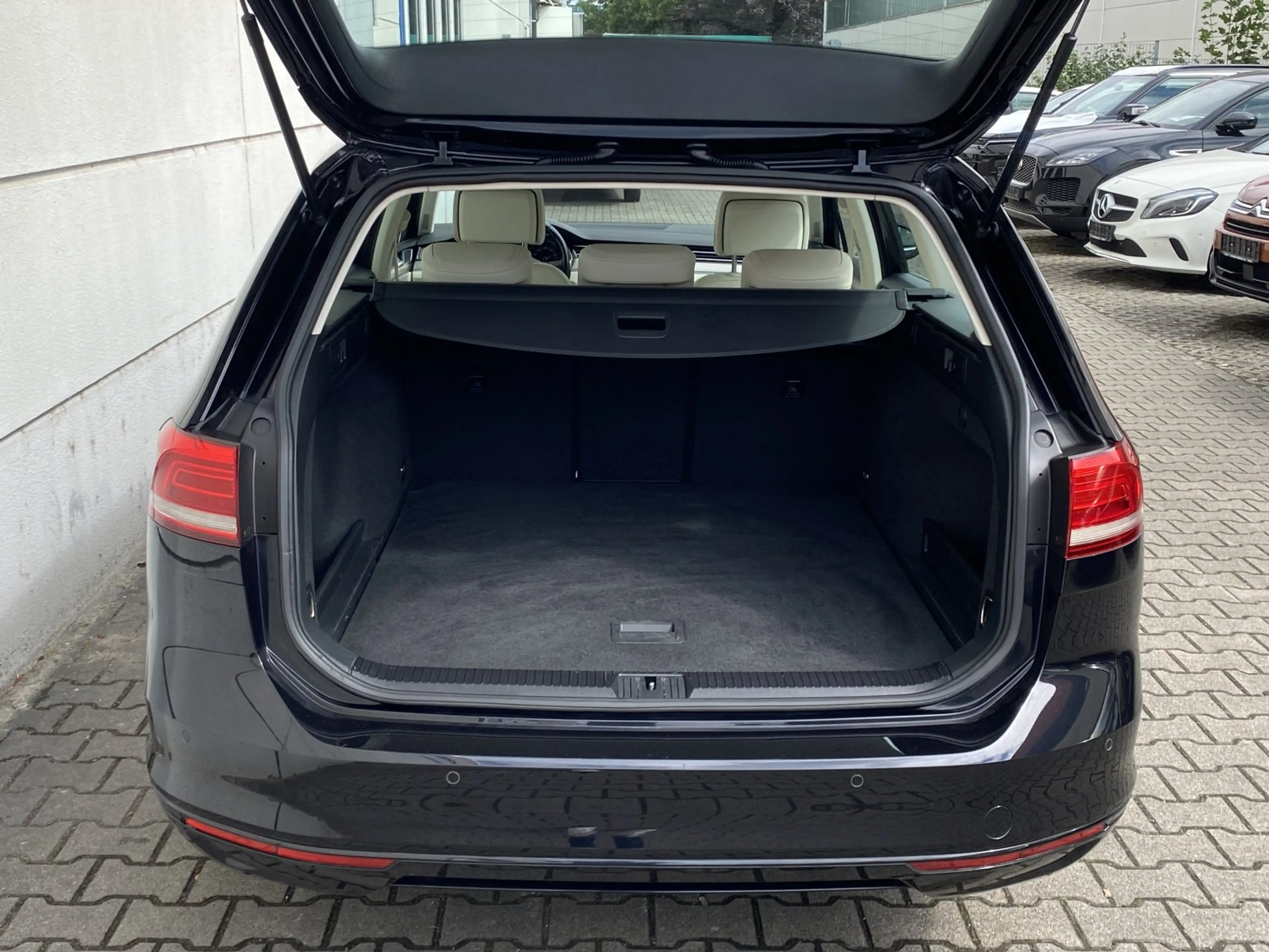 Volkswagen Passat Variant 1.6 TDI Comfortline RKam ACC Ledr Beige C — photo 10