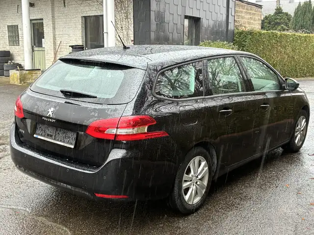 Peugeot 308 view 3