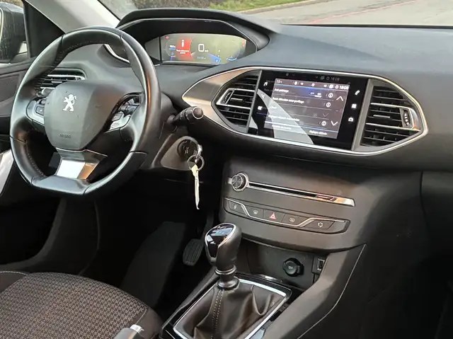 Peugeot 308 view 4