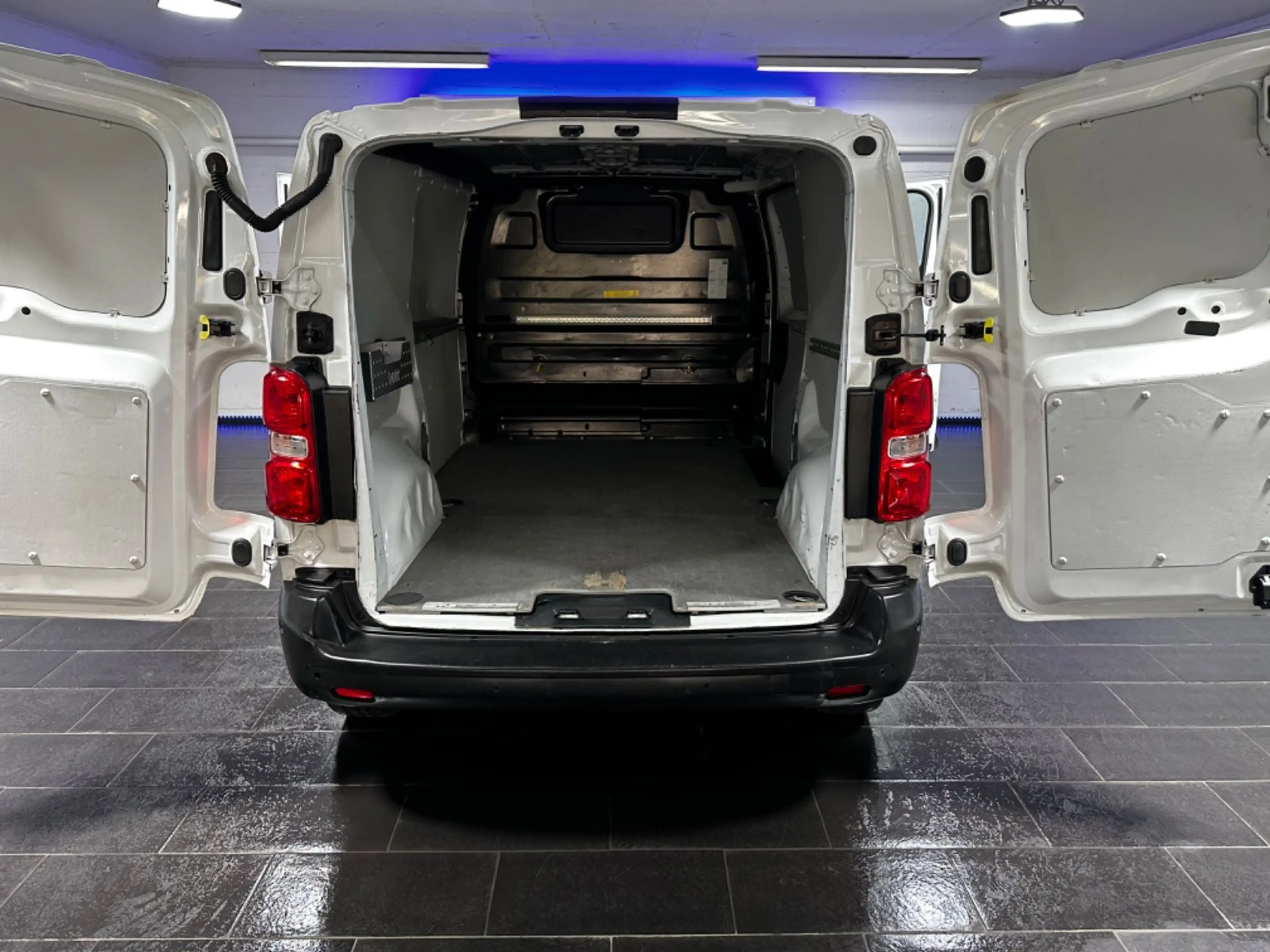 Peugeot Expert Kasten Premium L2 CAM 2xPDC SPUR APPLECAR — photo 8