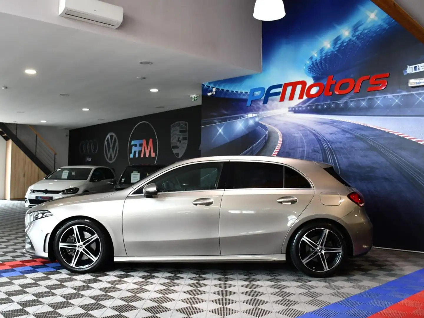 Mercedes-Benz 220 Benz Classe A AMG Line 2.0 190 BVA GPS Pro M-Bux Caméra Car Play Lumière D&rsquo;Ambiance Burmester Multibeam JA 18 Szürke - 2