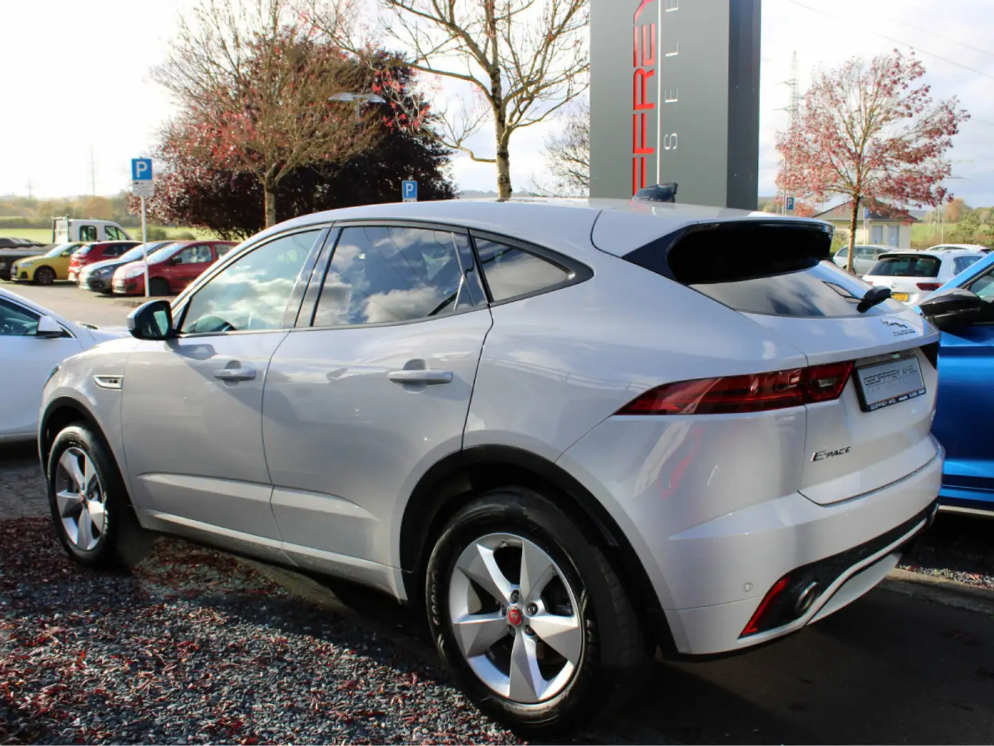 Jaguar E-Pace D 180 AWD R-DYNAMIC PANO CUIR NAVI Grau - 2