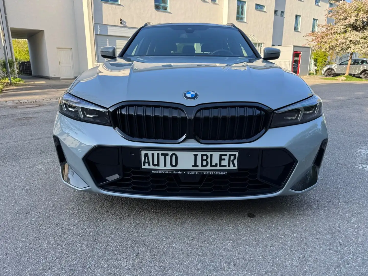 BMW 330 3 Touring 330 ixDriveM SportPlusDrivAssiEntertai Grau - 2