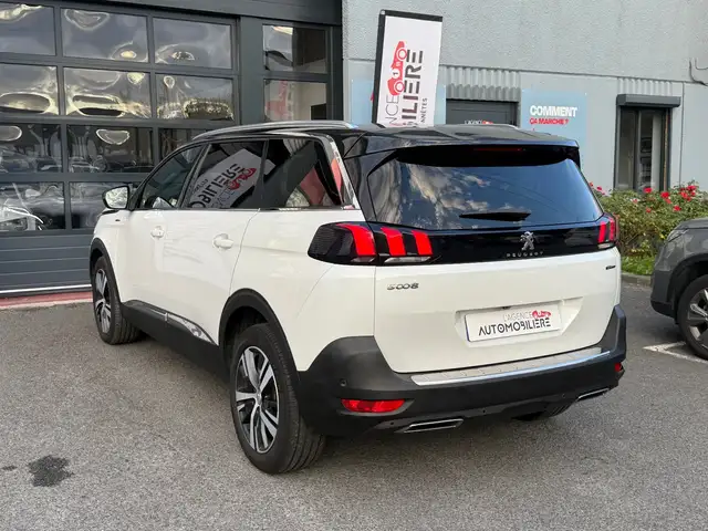 Peugeot 5008 view 4