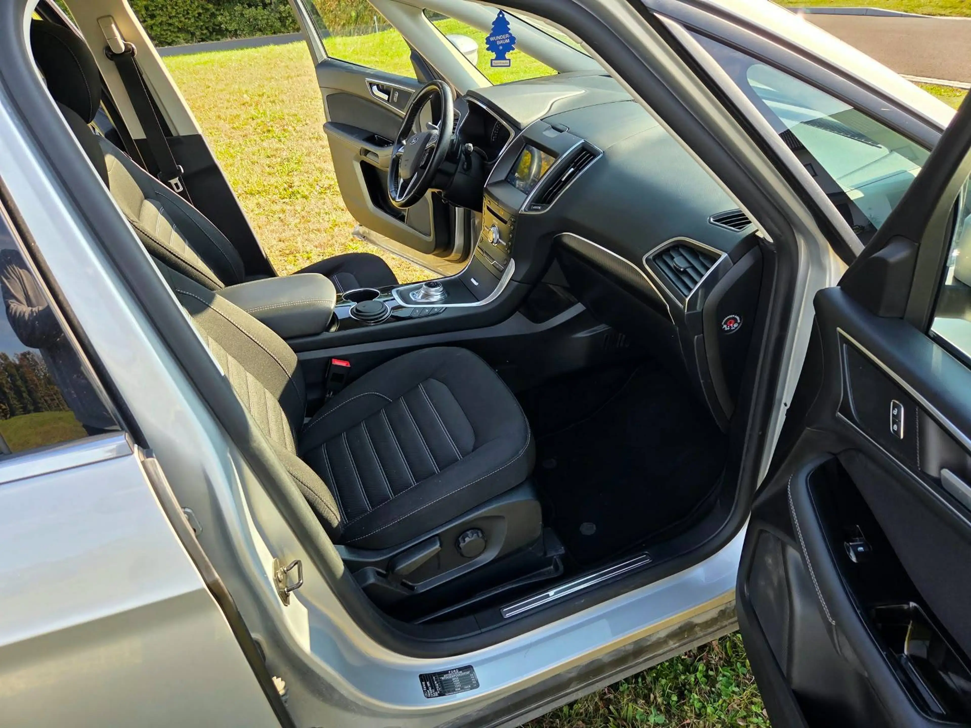 Ford Galaxy — photo 13