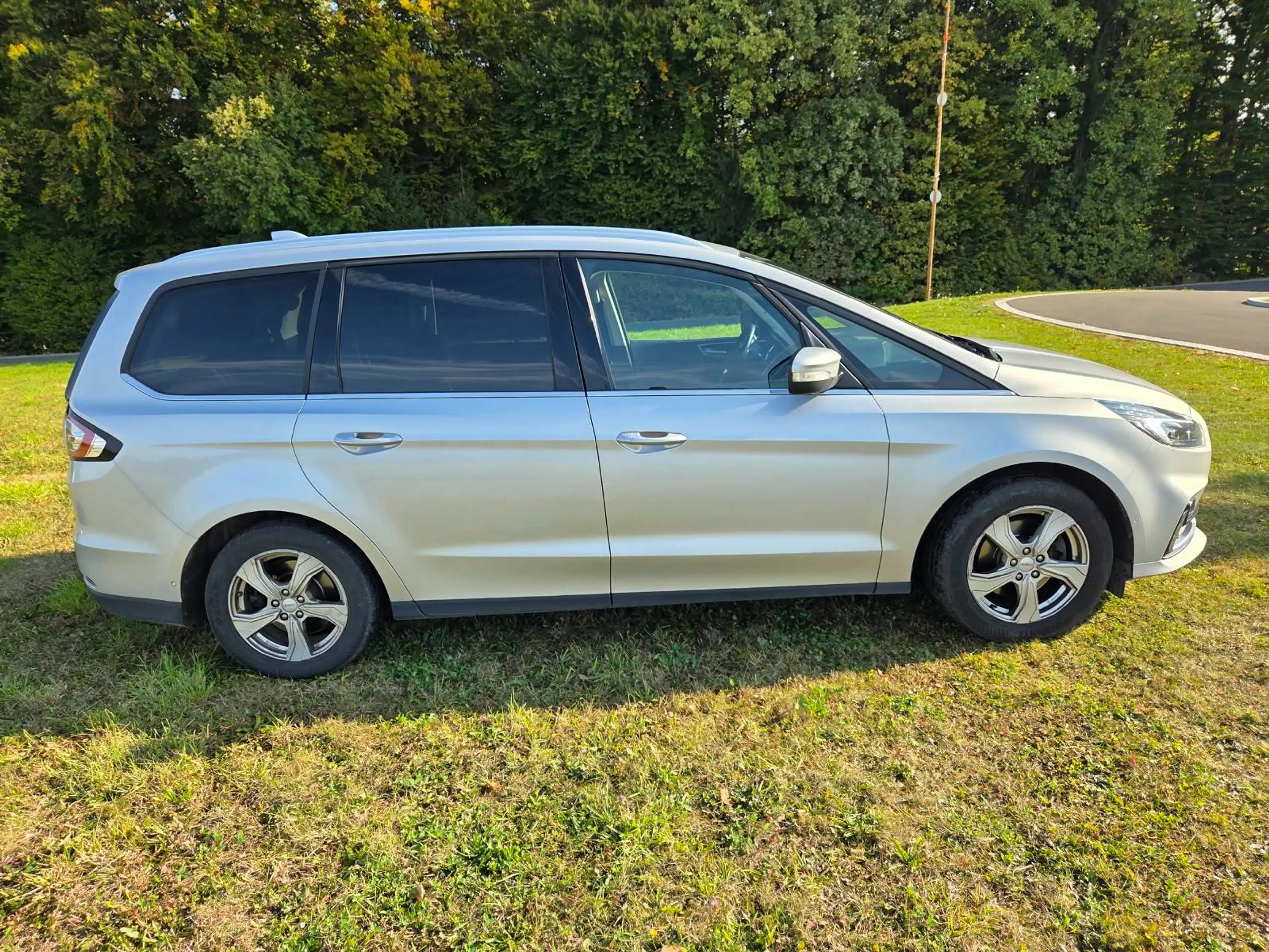 Ford Galaxy — photo 2