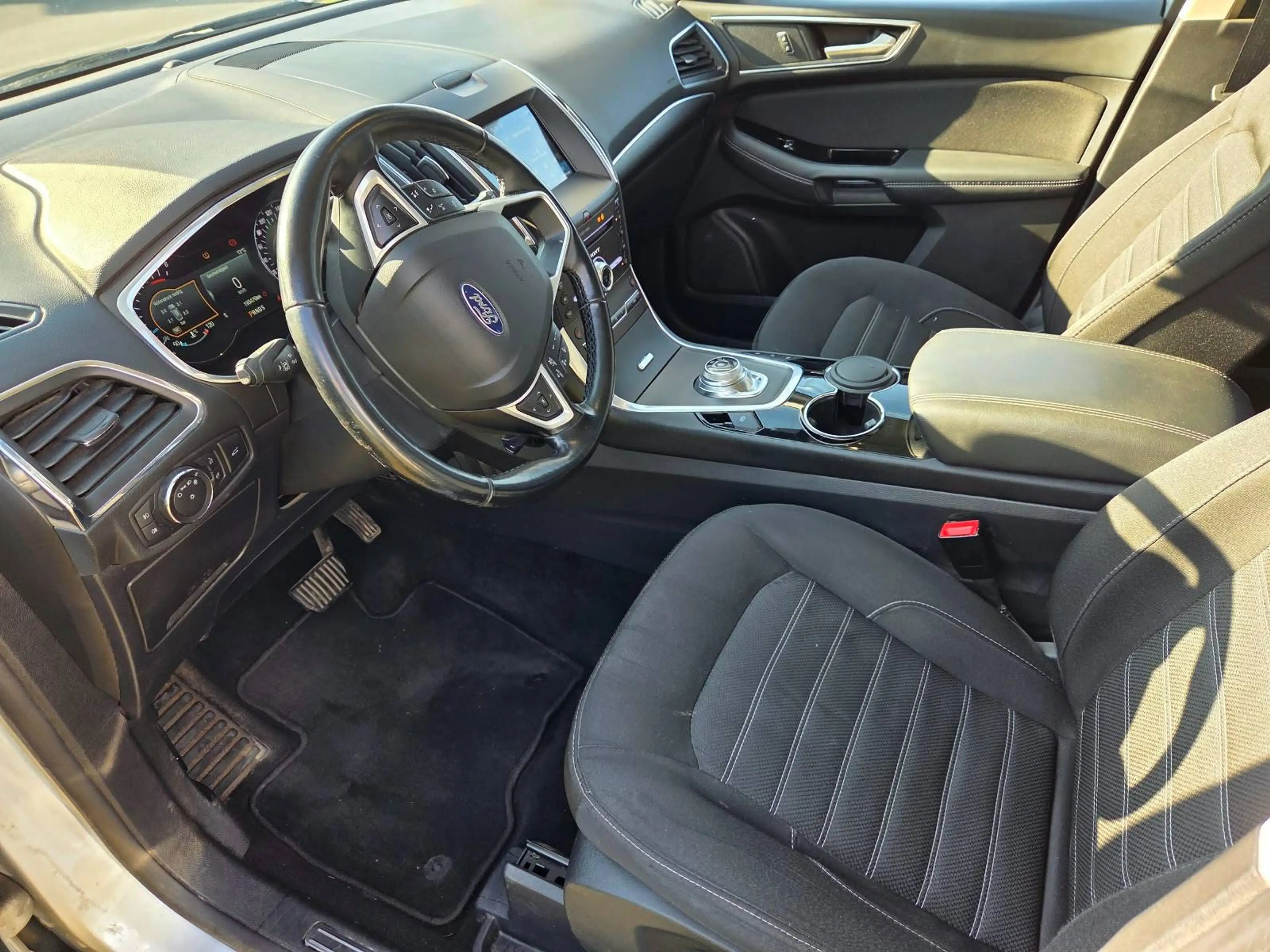 Ford Galaxy — photo 8