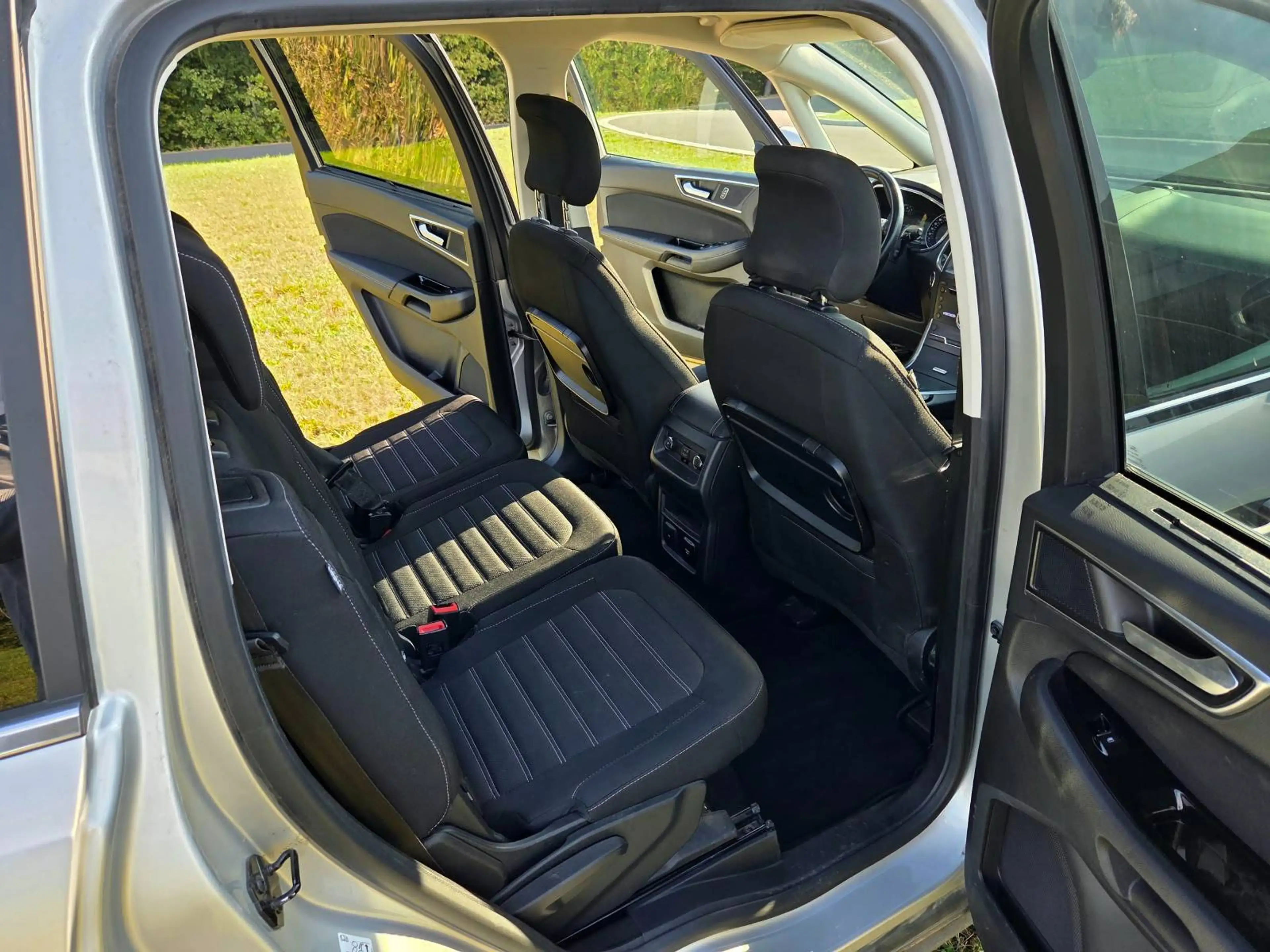 Ford Galaxy — photo 12