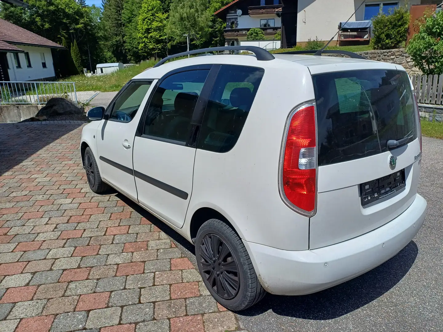 Skoda Roomster Roomster Scout 1,6 Tiptronic Scout Bílá - 2