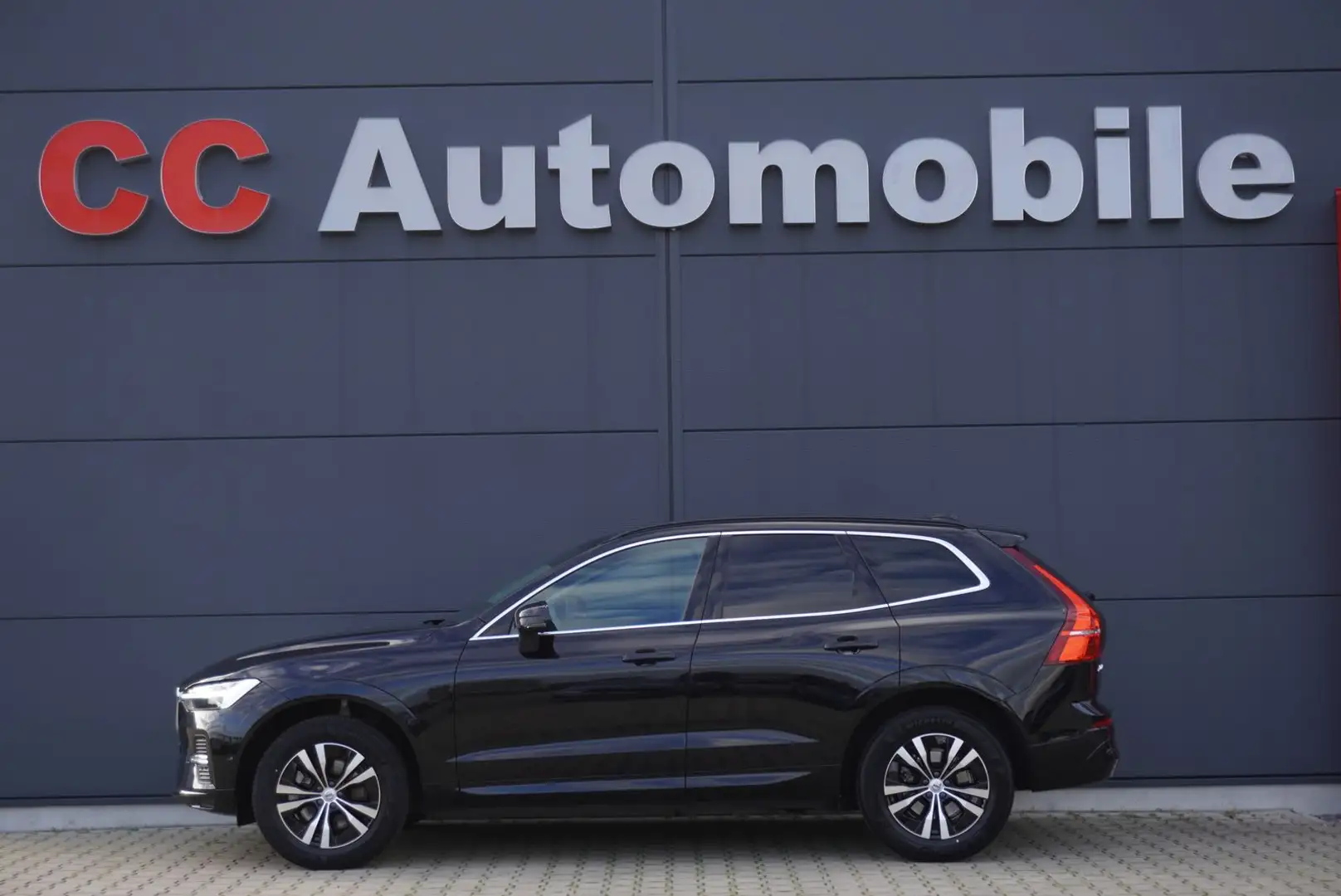 Volvo XC60 B4 Core 2WD+Navi+360°Kamera+LED+18Zoll+DAB+ Schwarz - 1