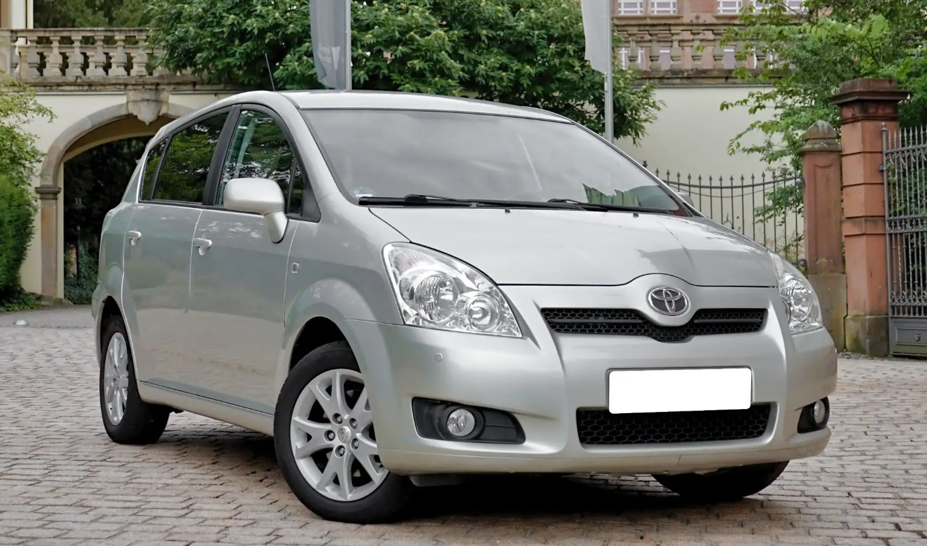 Toyota Corolla Verso *7-Sitzer, Klima, AHK, PDC* - 2