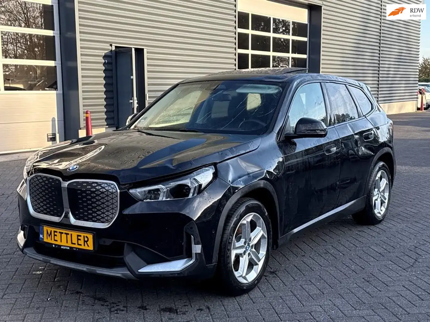 BMW iX1 XDrive30 67 kWh, harman kadon, panoramadak Zwart - 1