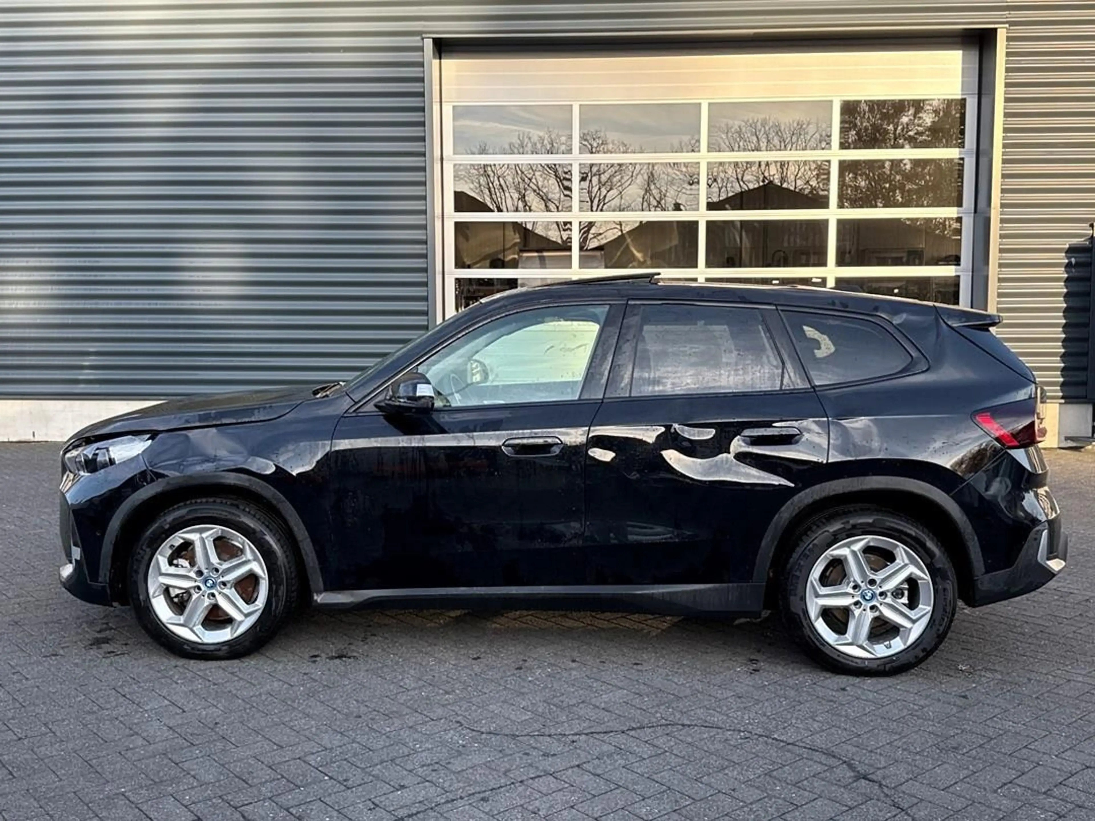 BMW iX1 XDrive30 67 kWh, harman kadon, panoramadak — photo 2