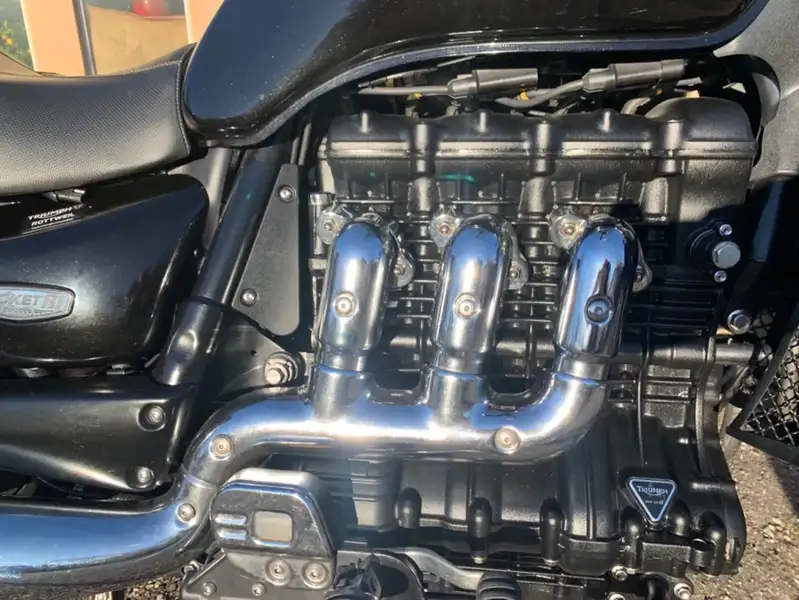 Triumph Rocket III Roadster - foto 3