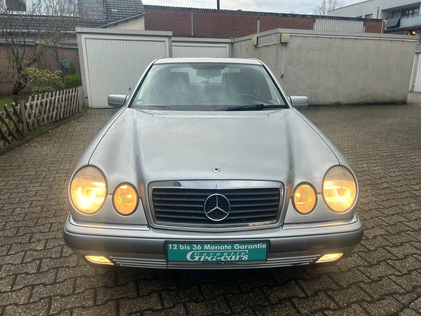 Mercedes-Benz E 200 Elegance, TÜV NEU, wenig KM Silber - 2