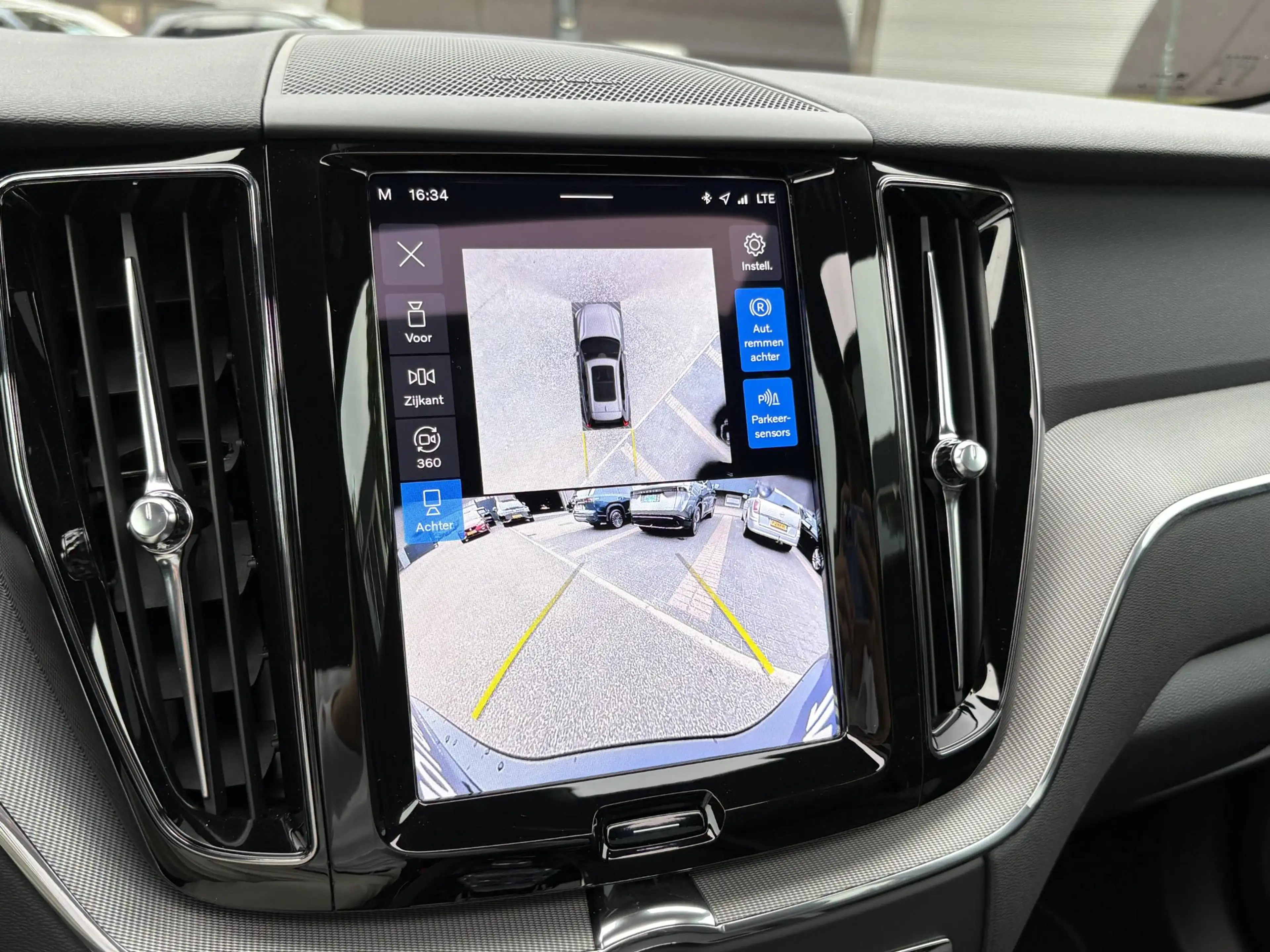 Volvo XC60 2.0 T8 Plug-in hybrid AWD Plus Black Edition VAN € — photo 4