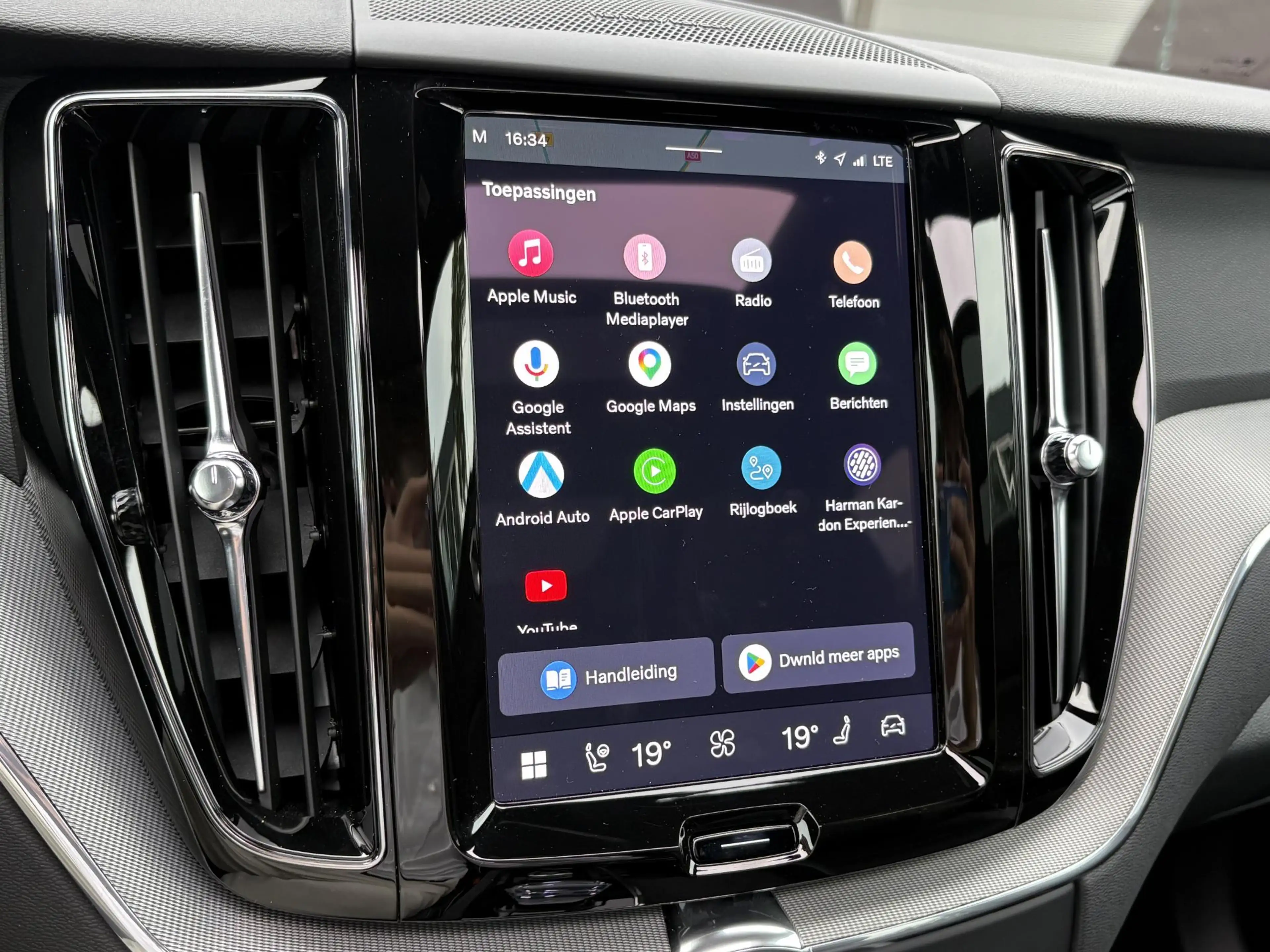 Volvo XC60 2.0 T8 Plug-in hybrid AWD Plus Black Edition VAN € — photo 28