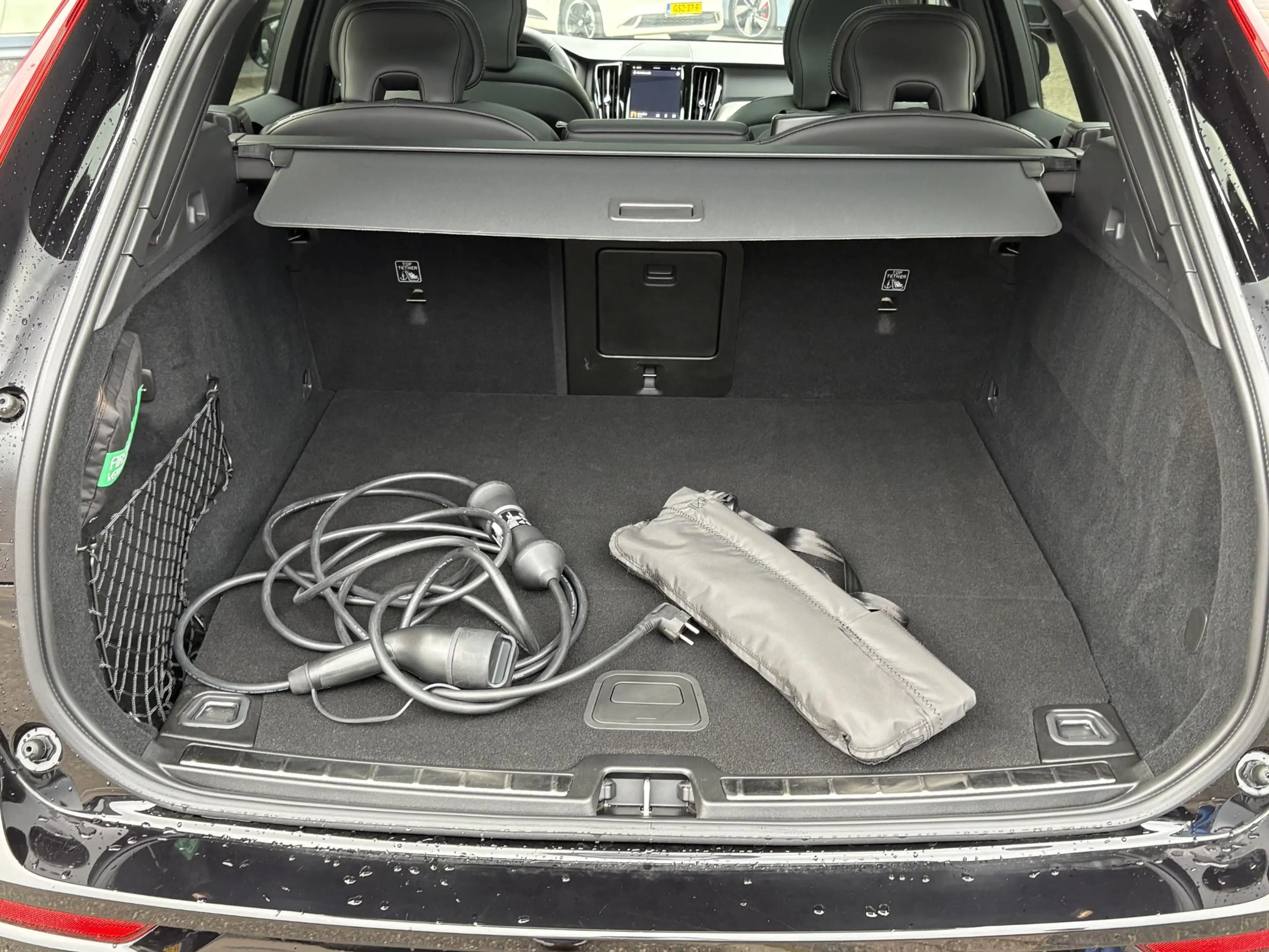 Volvo XC60 2.0 T8 Plug-in hybrid AWD Plus Black Edition VAN € — photo 11