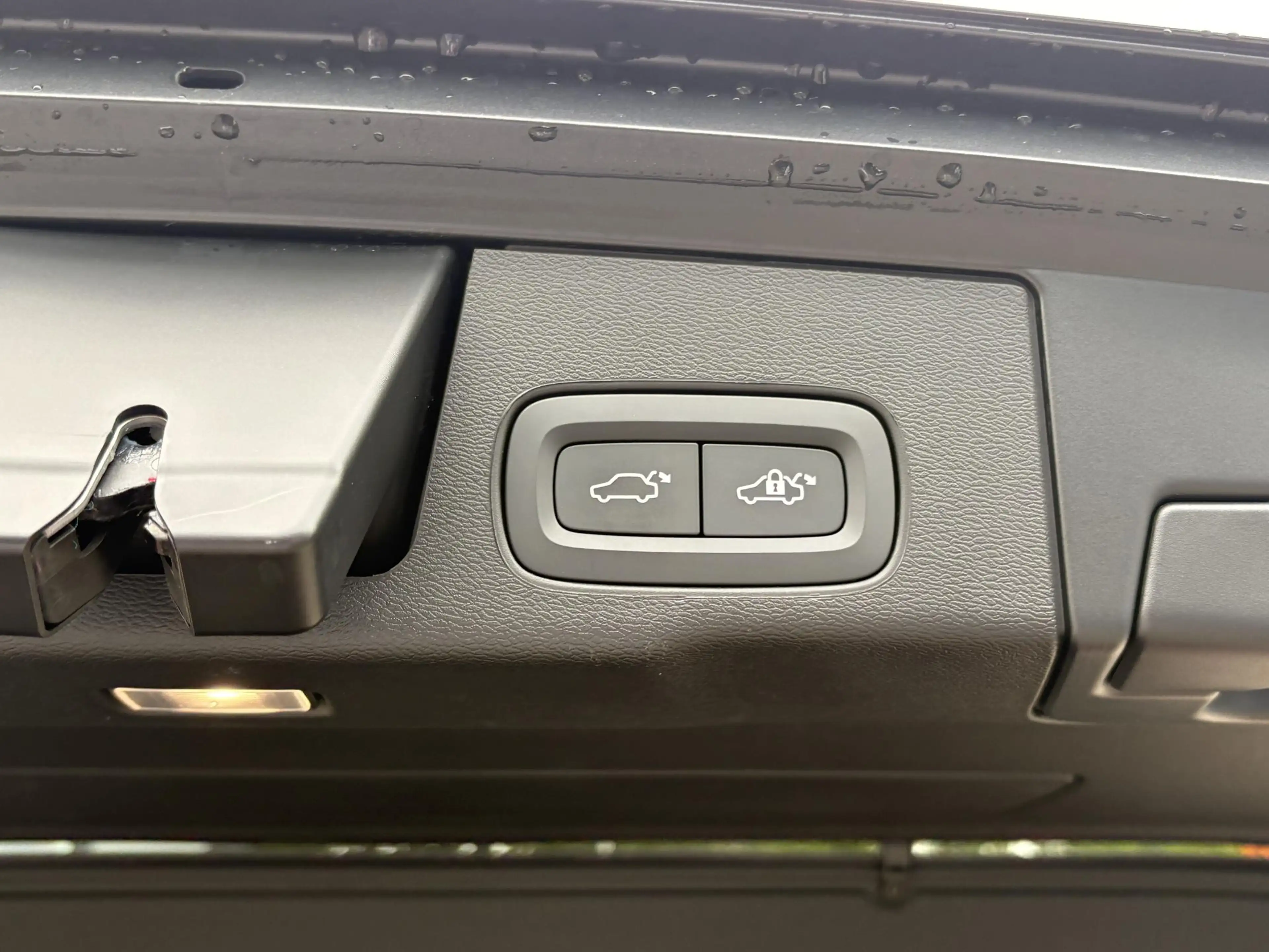 Volvo XC60 2.0 T8 Plug-in hybrid AWD Plus Black Edition VAN € — photo 10