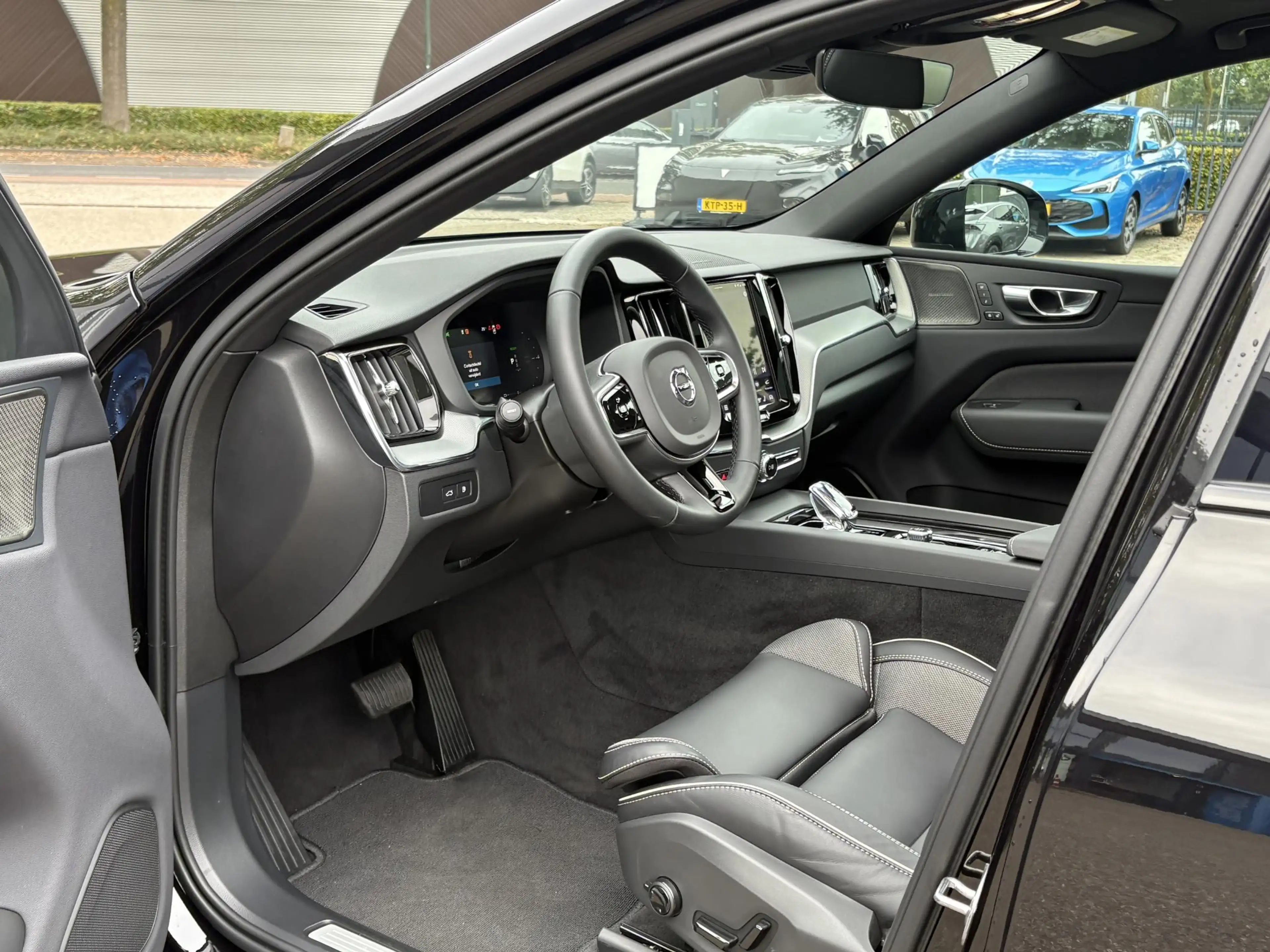 Volvo XC60 2.0 T8 Plug-in hybrid AWD Plus Black Edition VAN € — photo 21