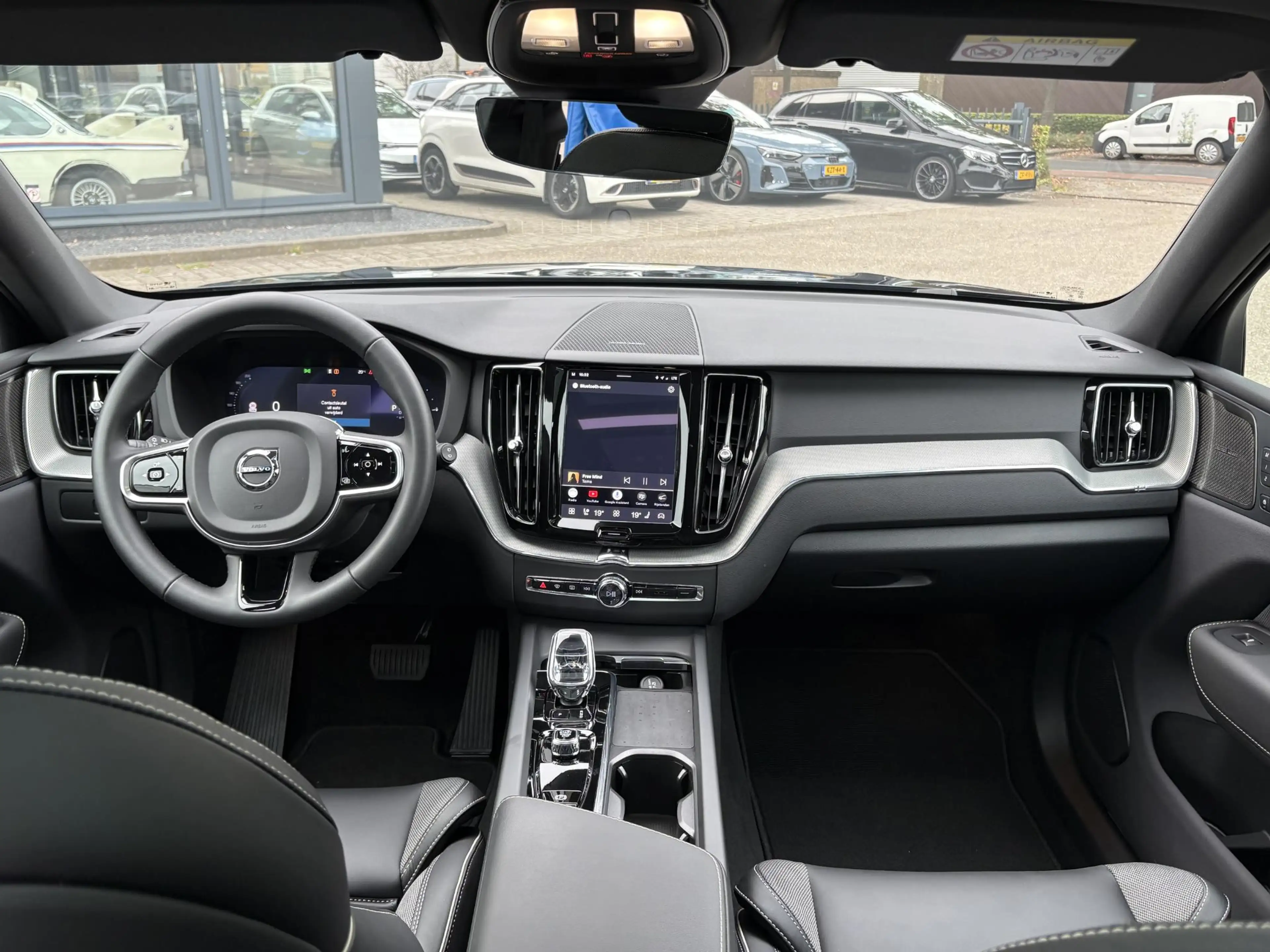 Volvo XC60 2.0 T8 Plug-in hybrid AWD Plus Black Edition VAN € — photo 5