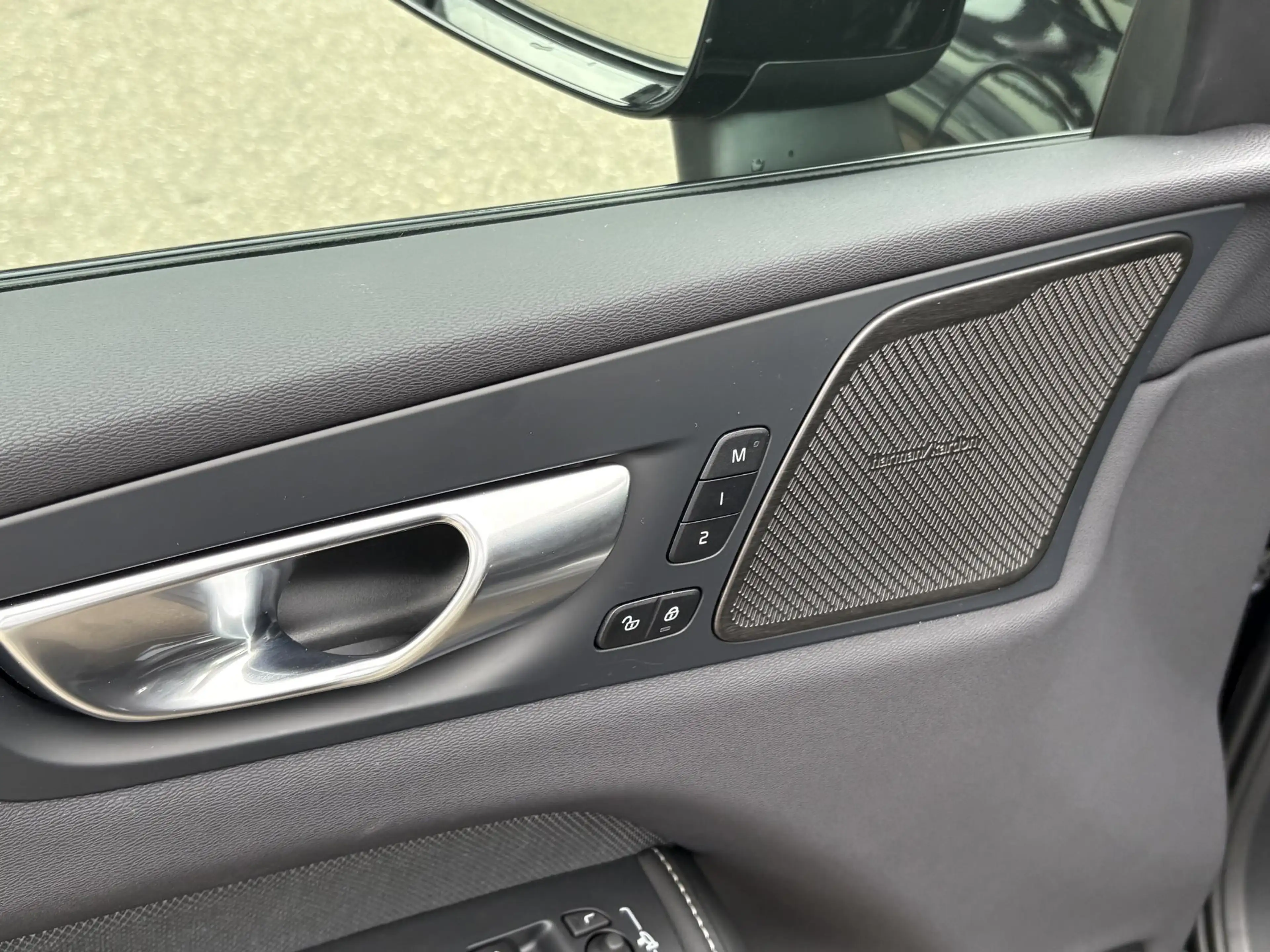 Volvo XC60 2.0 T8 Plug-in hybrid AWD Plus Black Edition VAN € — photo 3