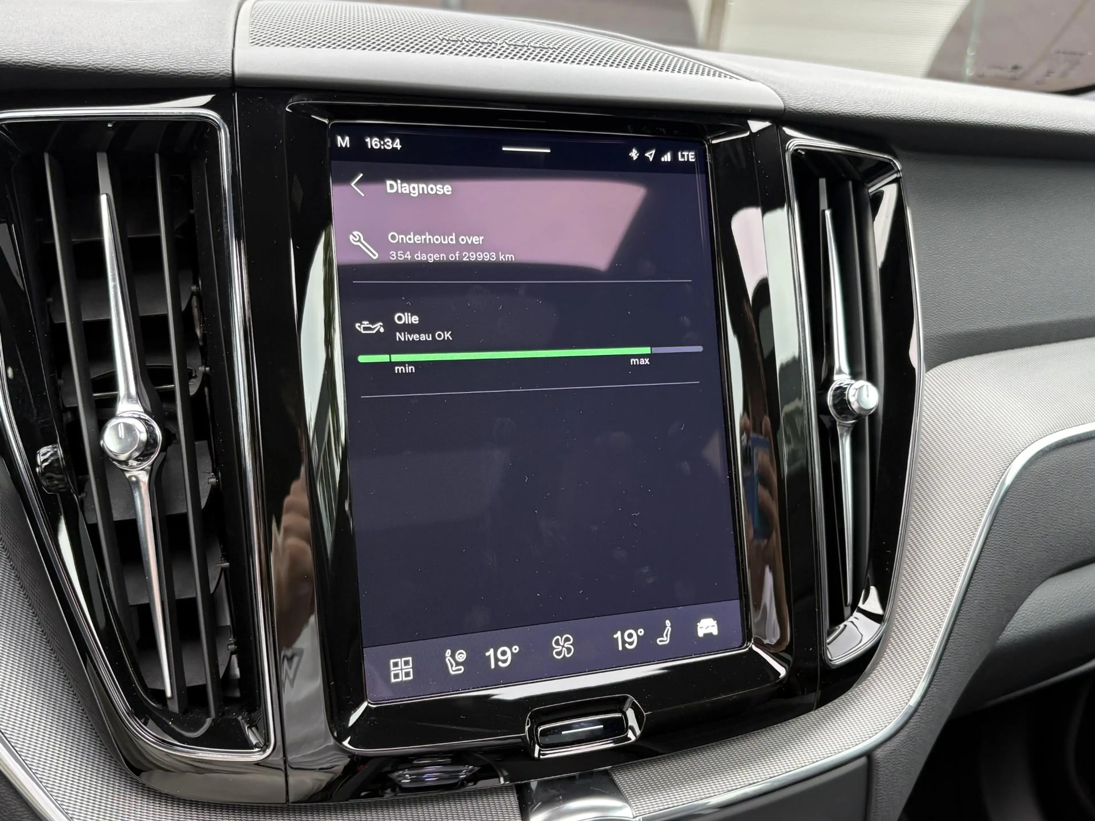 Volvo XC60 2.0 T8 Plug-in hybrid AWD Plus Black Edition VAN € — photo 32
