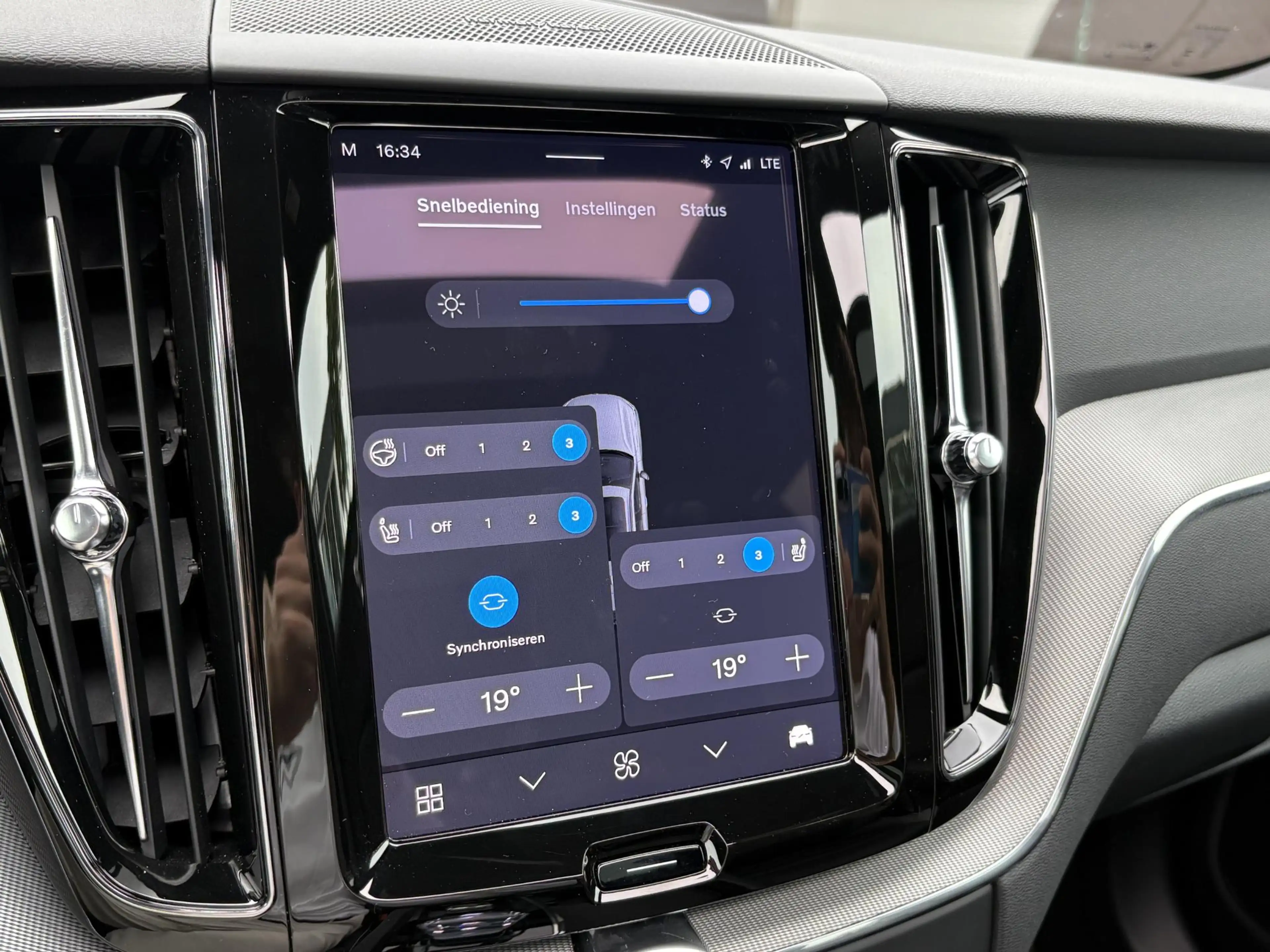 Volvo XC60 2.0 T8 Plug-in hybrid AWD Plus Black Edition VAN € — photo 31