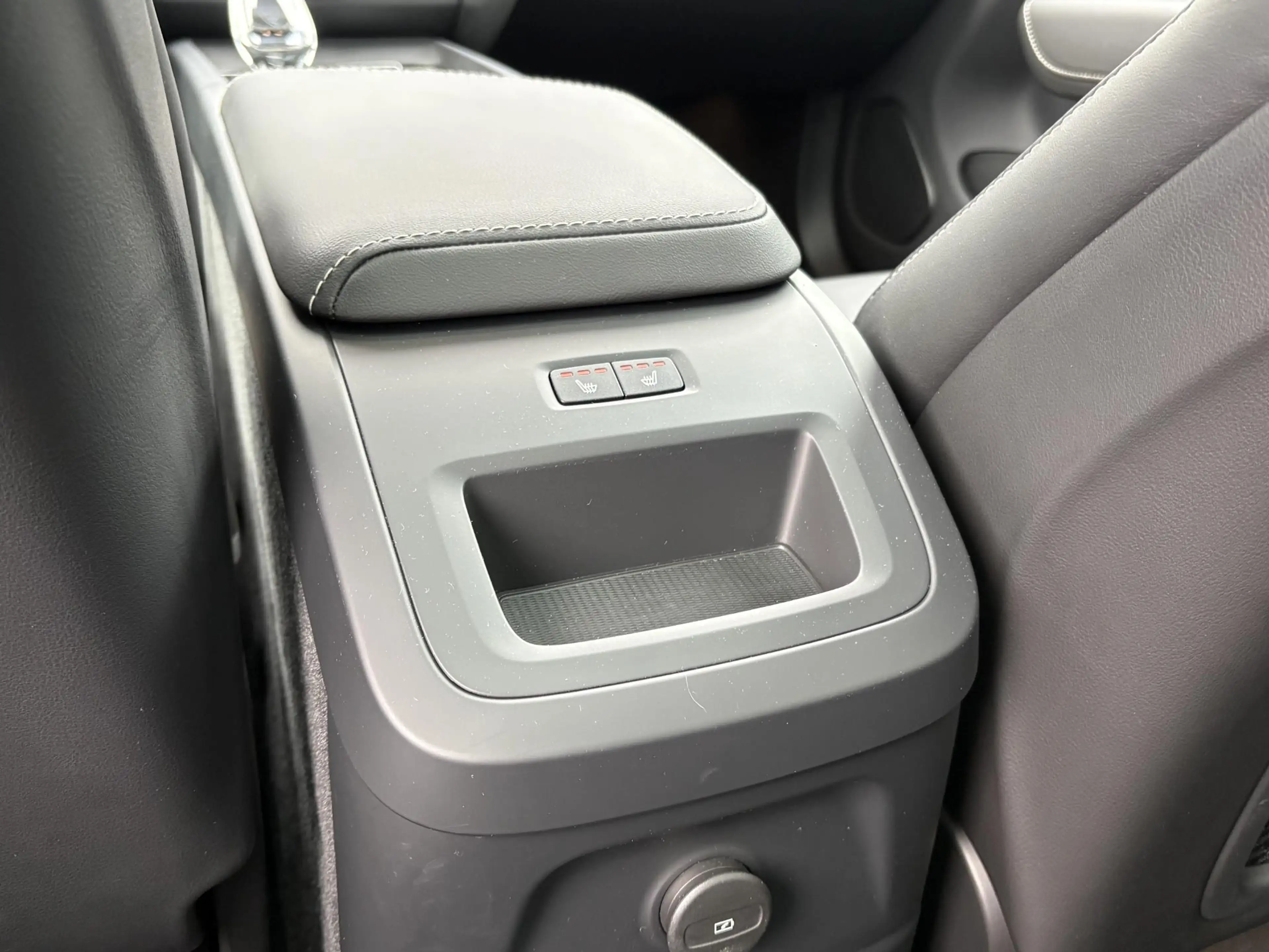 Volvo XC60 2.0 T8 Plug-in hybrid AWD Plus Black Edition VAN € — photo 17