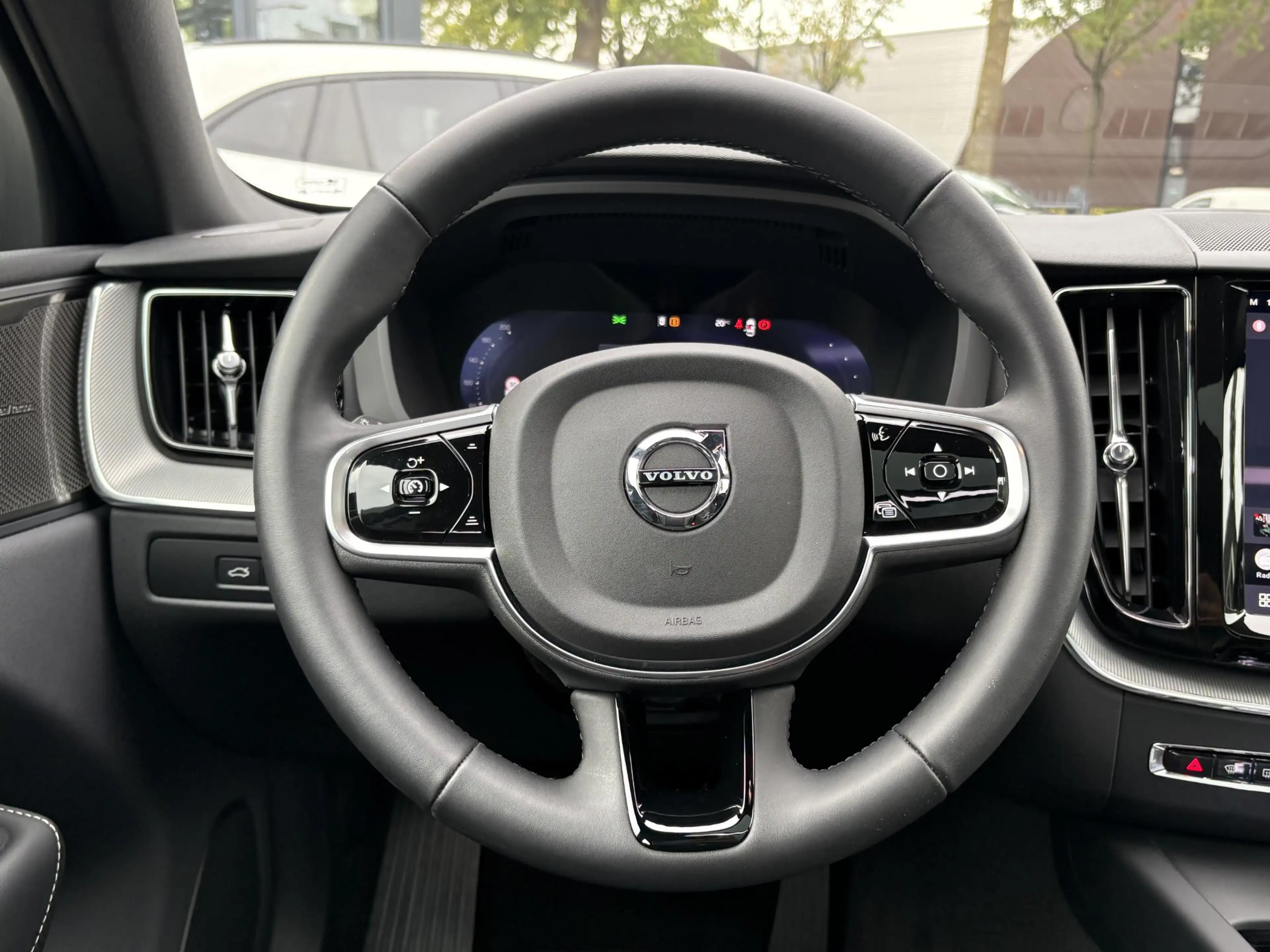 Volvo XC60 2.0 T8 Plug-in hybrid AWD Plus Black Edition VAN € — photo 20