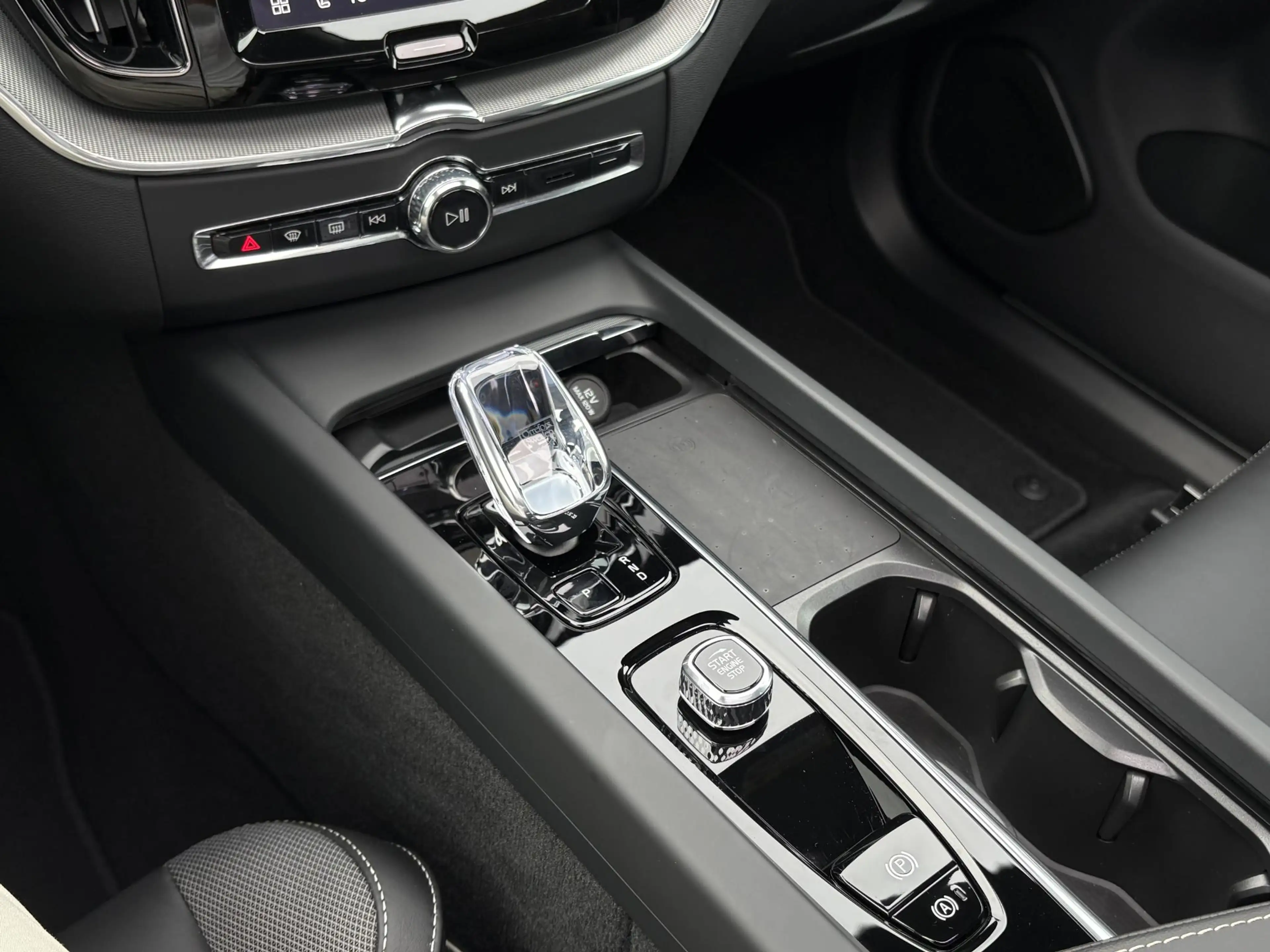Volvo XC60 2.0 T8 Plug-in hybrid AWD Plus Black Edition VAN € — photo 34