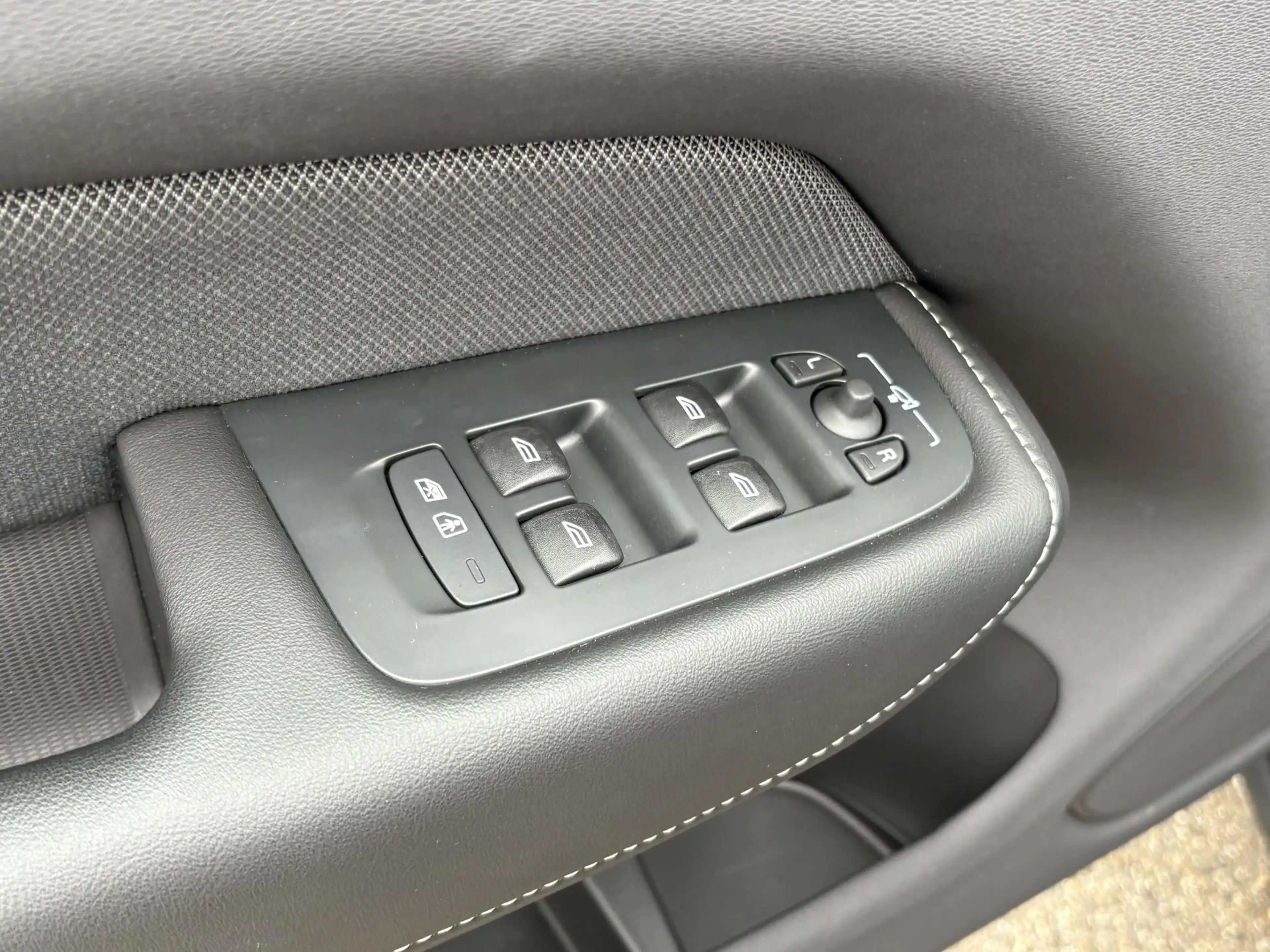 Volvo XC60 2.0 T8 Plug-in hybrid AWD Plus Black Edition VAN € — photo 23