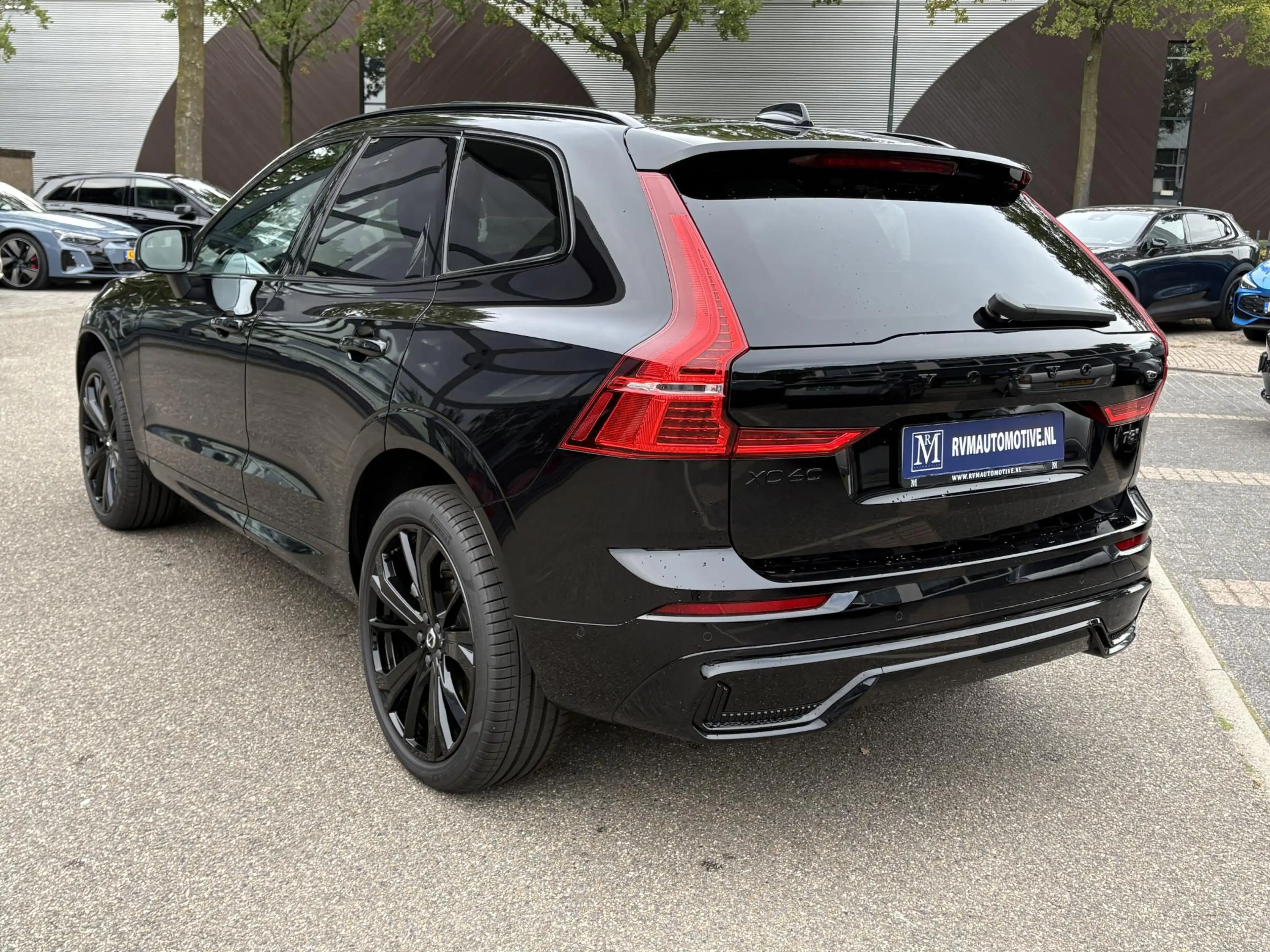 Volvo XC60 2.0 T8 Plug-in hybrid AWD Plus Black Edition VAN € — photo 9