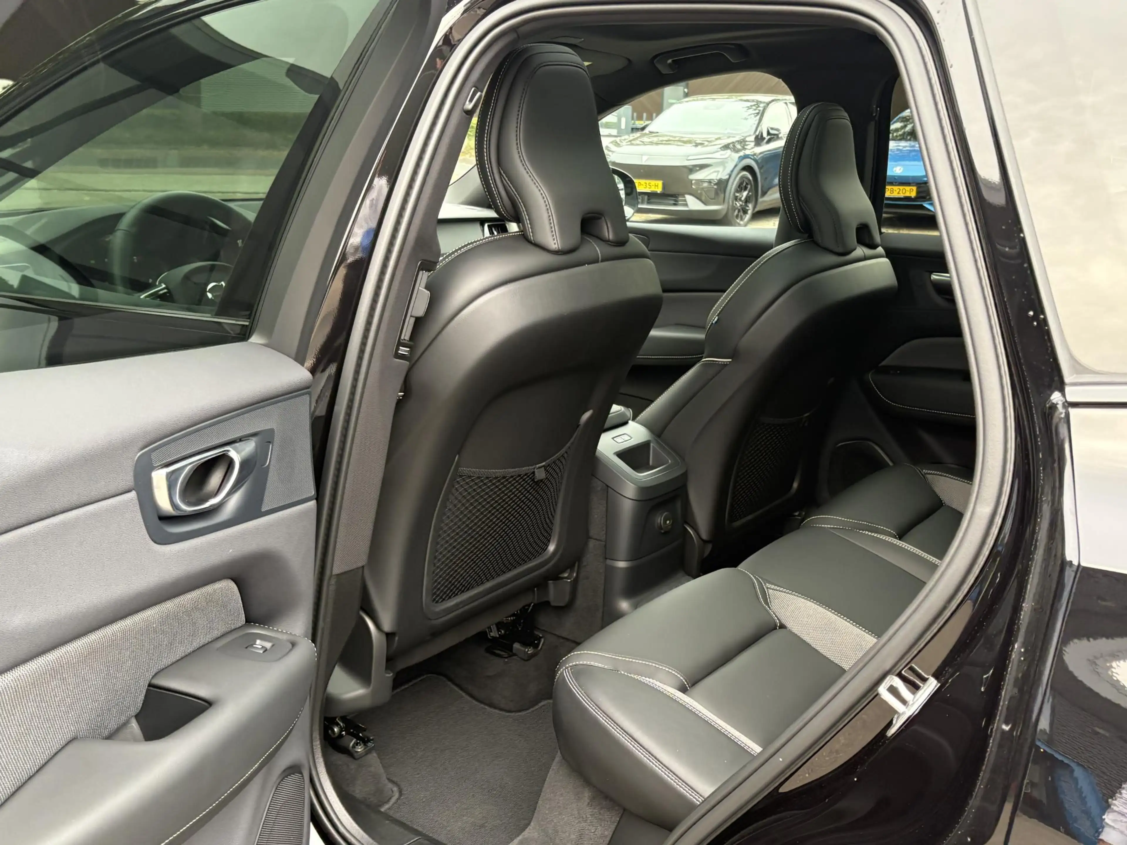 Volvo XC60 2.0 T8 Plug-in hybrid AWD Plus Black Edition VAN € — photo 15