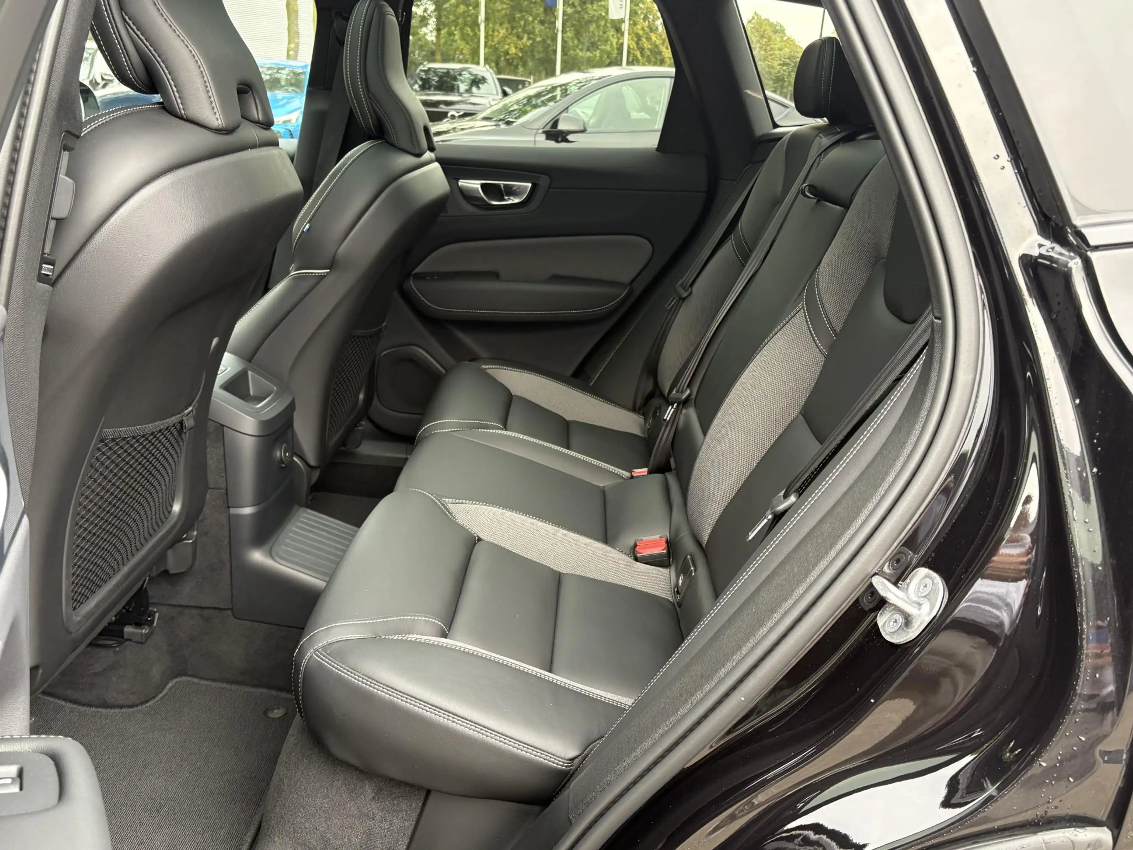 Volvo XC60 2.0 T8 Plug-in hybrid AWD Plus Black Edition VAN € — photo 14
