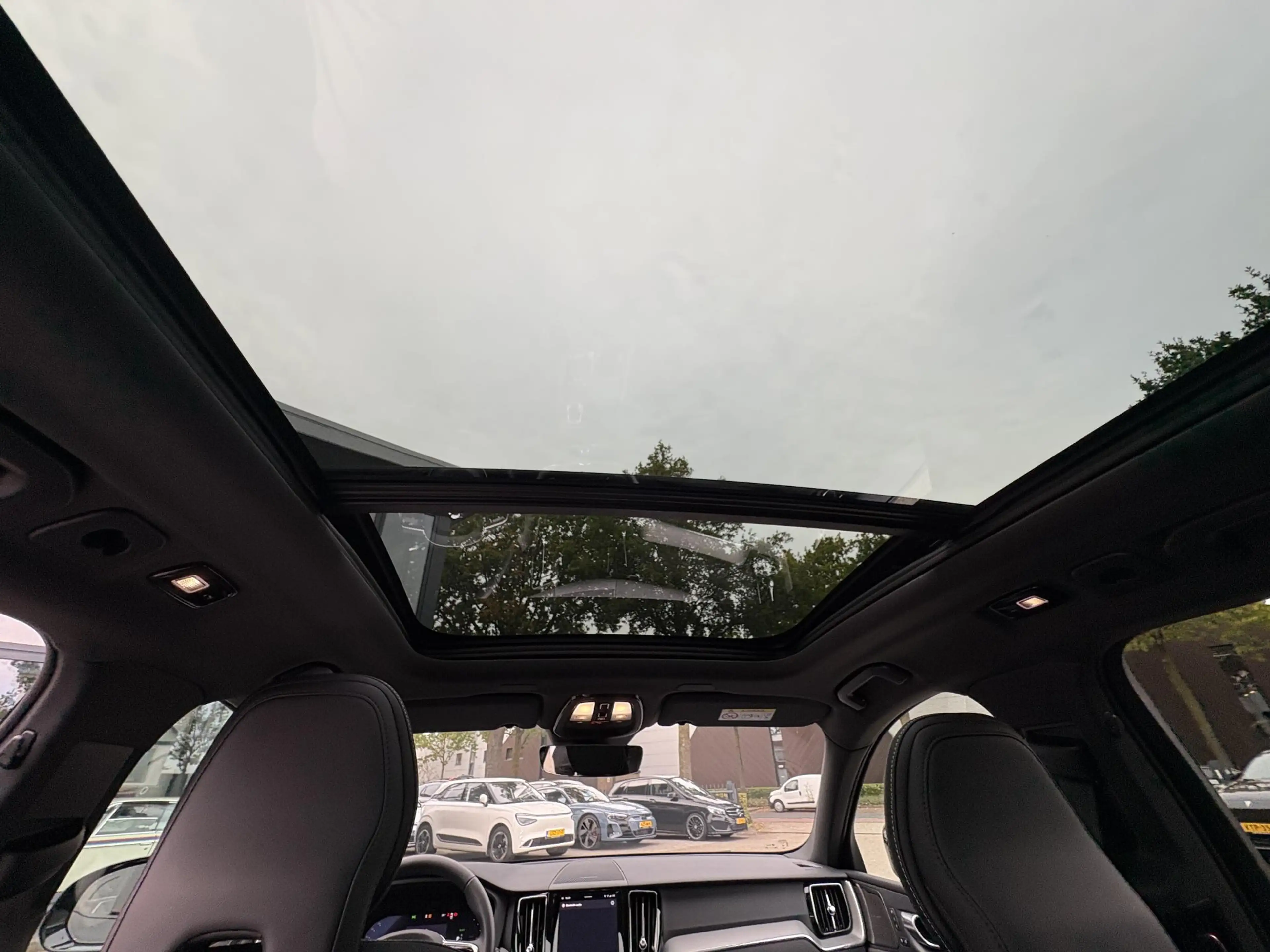 Volvo XC60 2.0 T8 Plug-in hybrid AWD Plus Black Edition VAN € — photo 16