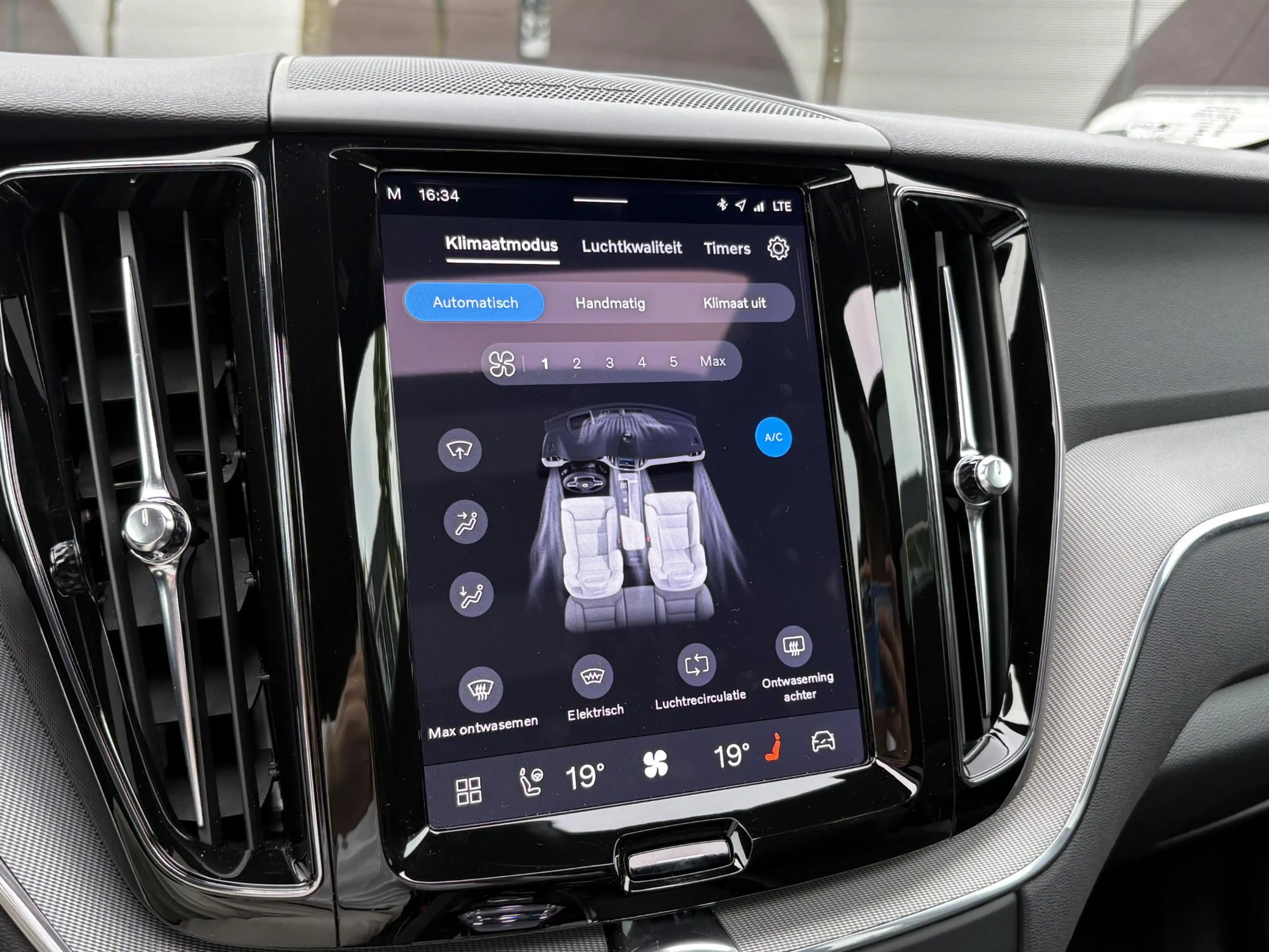 Volvo XC60 2.0 T8 Plug-in hybrid AWD Plus Black Edition VAN € — photo 35