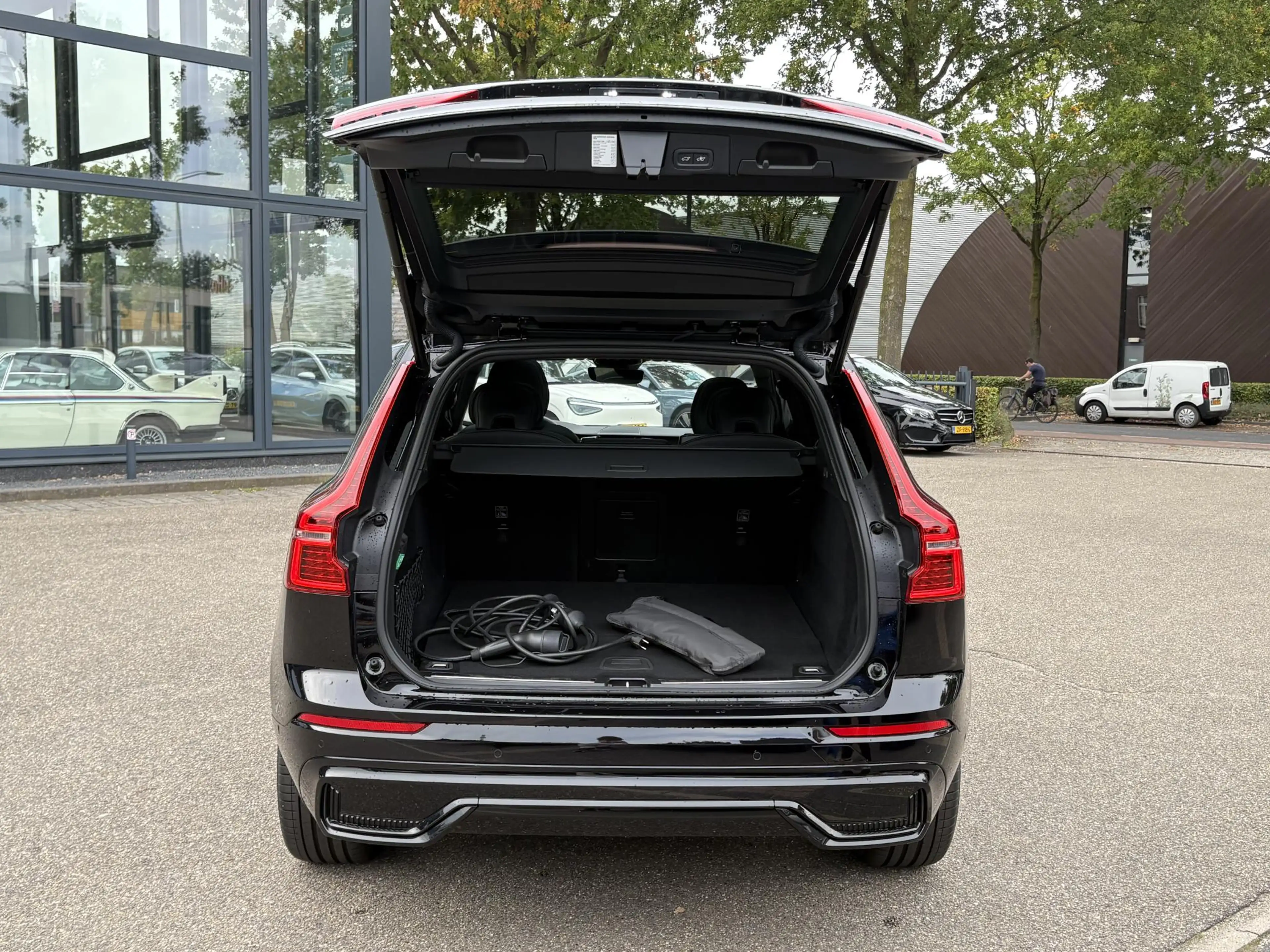 Volvo XC60 2.0 T8 Plug-in hybrid AWD Plus Black Edition VAN € — photo 12