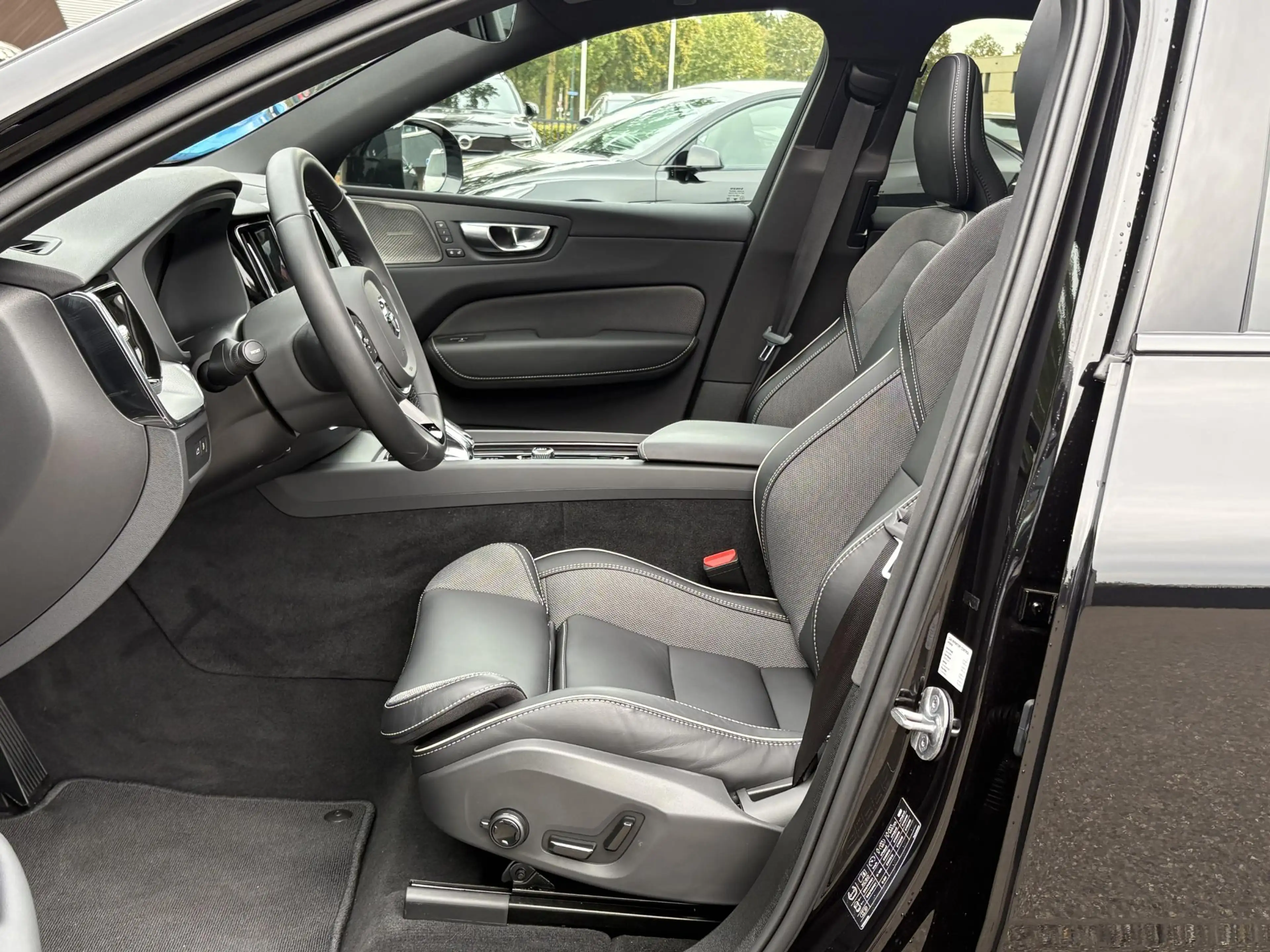 Volvo XC60 2.0 T8 Plug-in hybrid AWD Plus Black Edition VAN € — photo 24