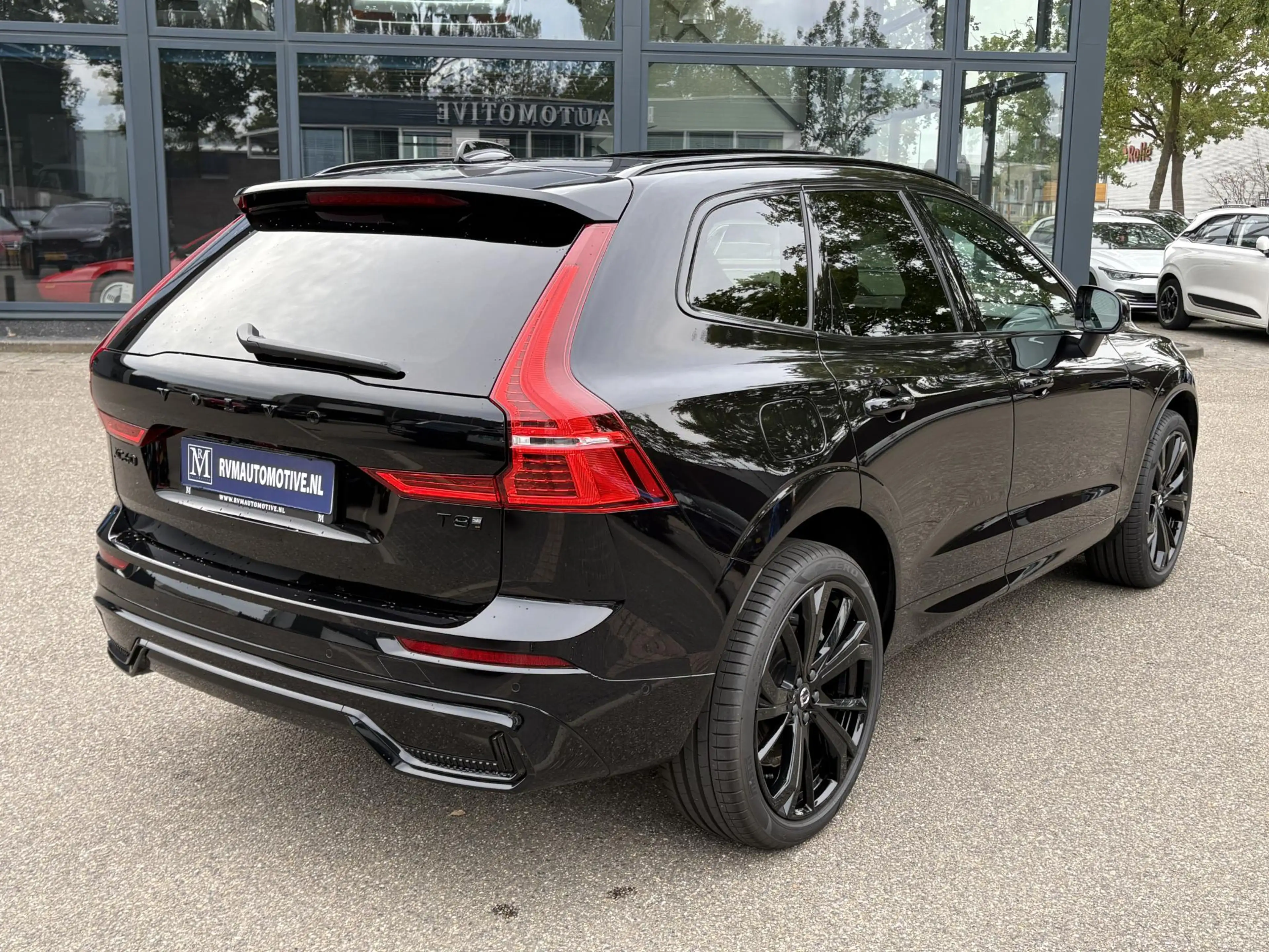 Volvo XC60 2.0 T8 Plug-in hybrid AWD Plus Black Edition VAN € — photo 8