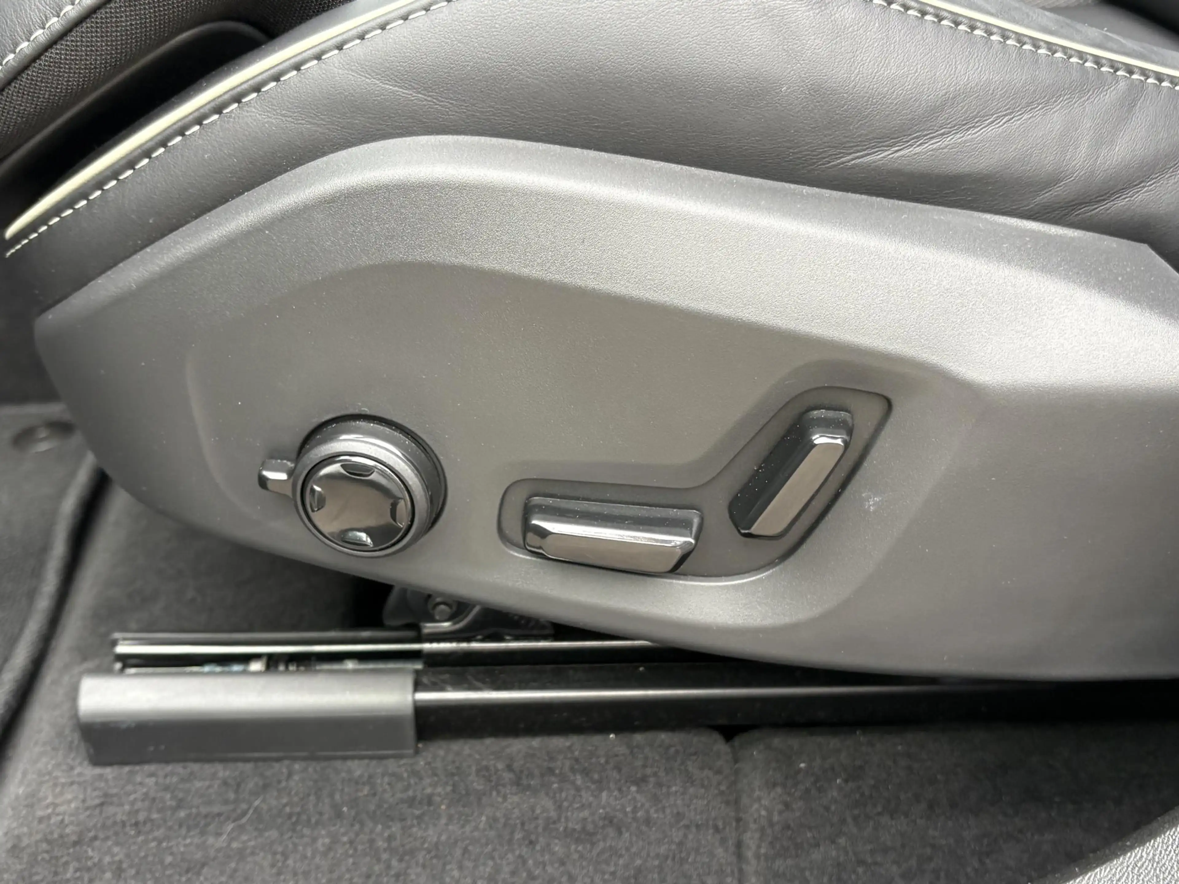 Volvo XC60 2.0 T8 Plug-in hybrid AWD Plus Black Edition VAN € — photo 27