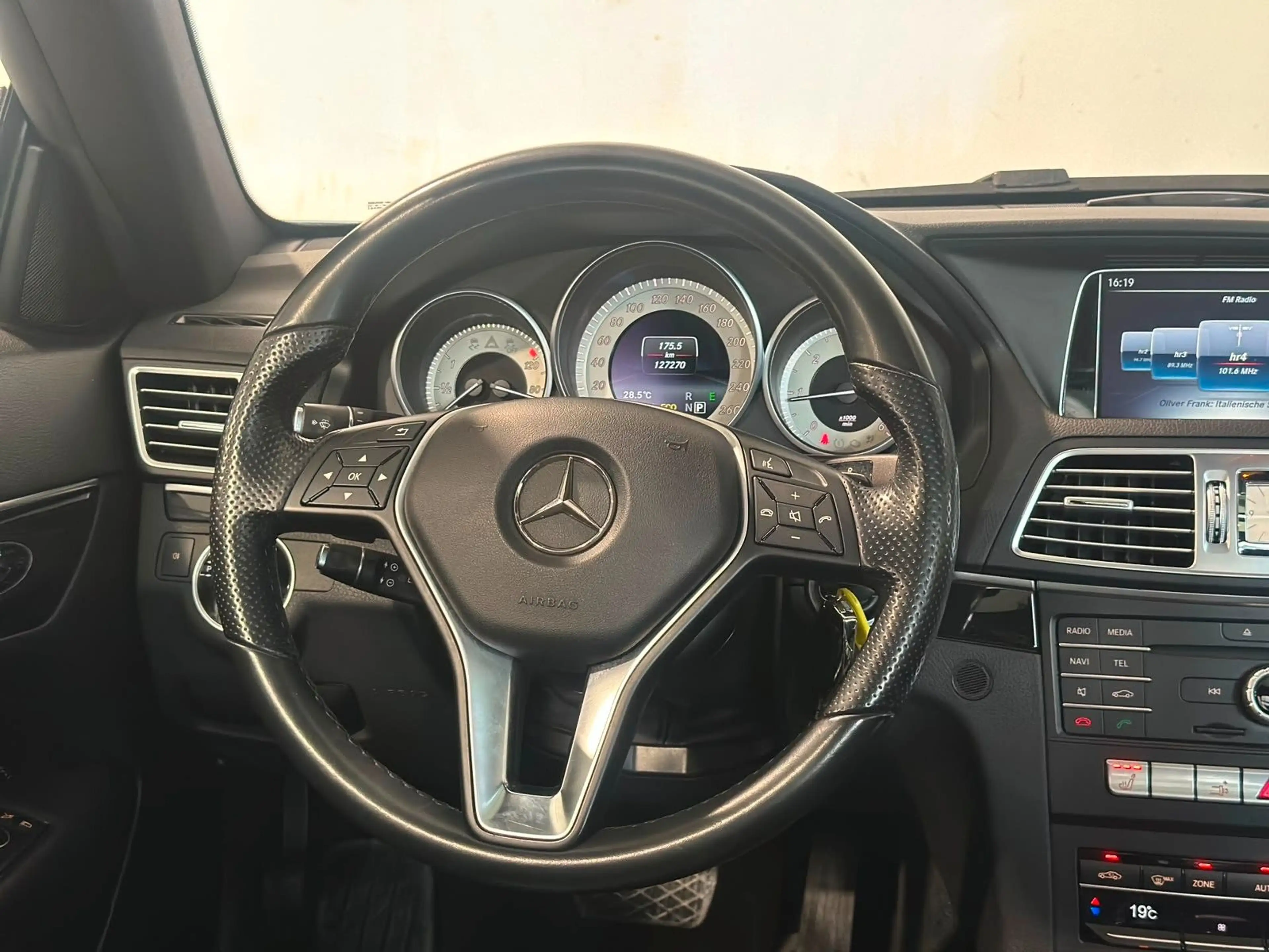 Mercedes-Benz E 250 LEDER NAVI XENON PANO SPORTPAKET 1HD — photo 10