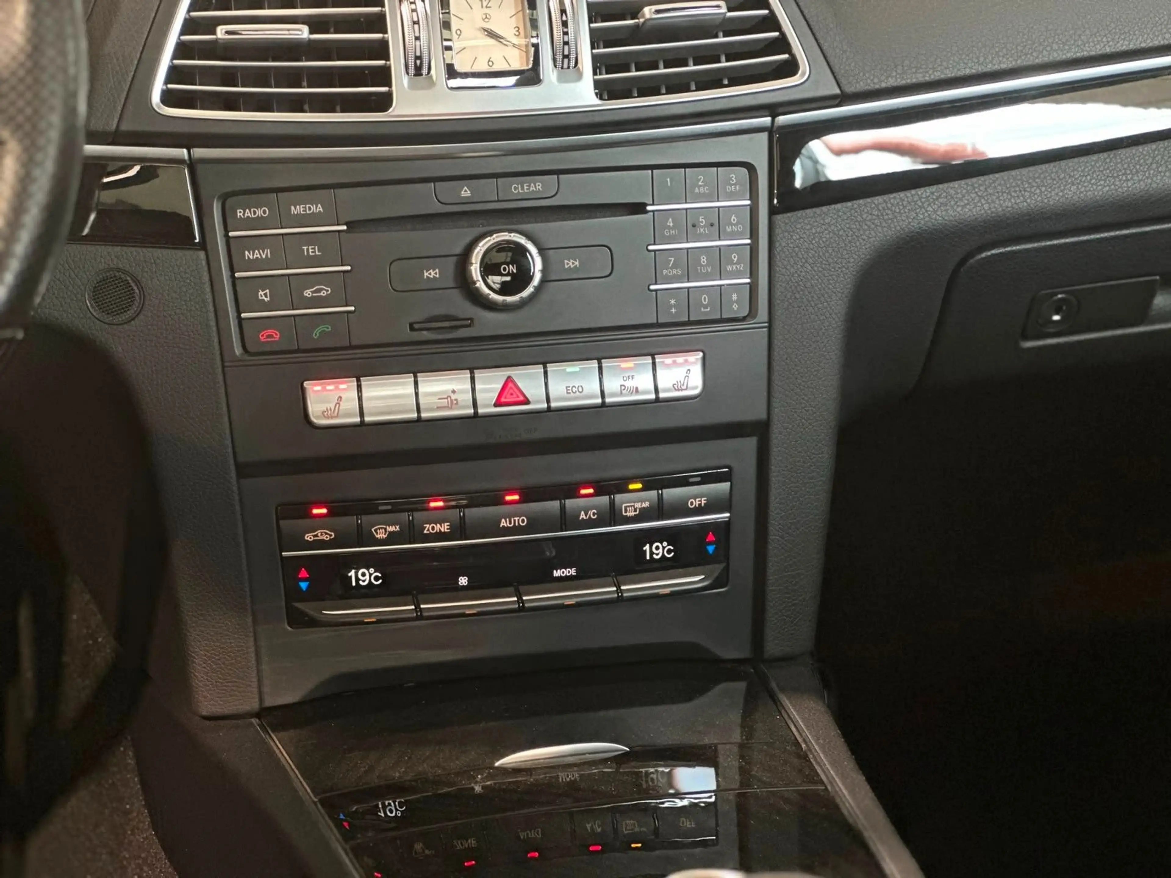 Mercedes-Benz E 250 LEDER NAVI XENON PANO SPORTPAKET 1HD — photo 12