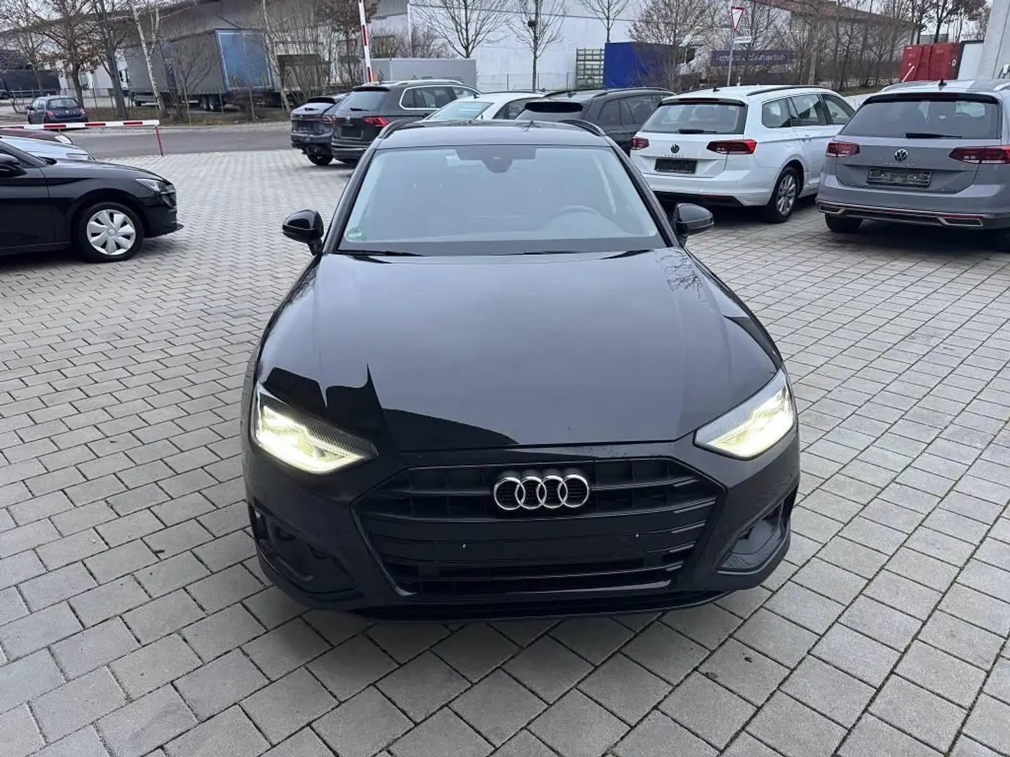 Audi A4 Avant 35 TSI *TOP-Ausstattung* ADVANCED Schwarz - 2