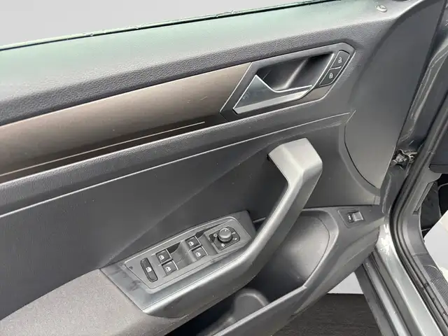 Volkswagen T-Roc view 13