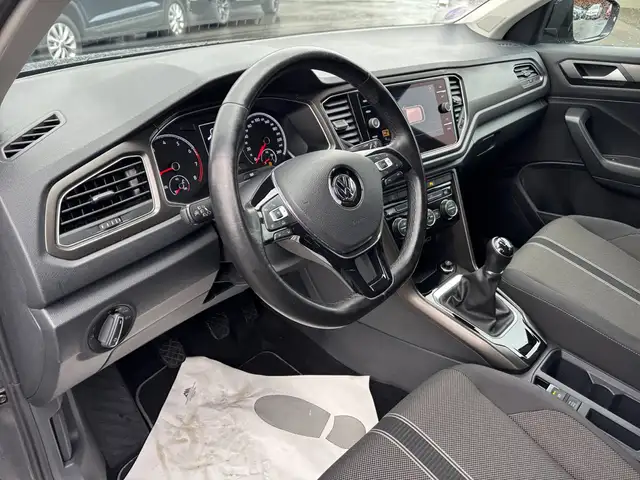 Volkswagen T-Roc view 10