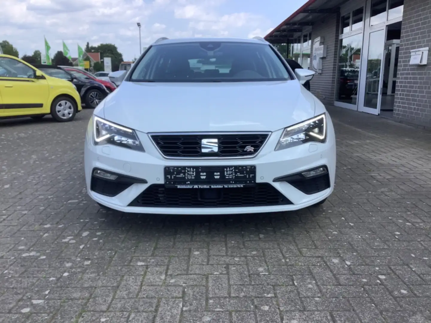 SEAT Leon ST FR Black Matt Edition 1,5 DSG Kamera Nav Weiß - 2